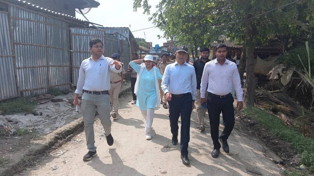📢 बागमती के बढ़ते जलस्तर पर प्रशासन अलर्ट
जिलाधिकारी श्री विक्रम विरकर ने एसडीआरएफ की मोटरबोट से अलौली के संवेदनशील क्षेत्रों का किया निरीक्षण। राहत-बचाव की तैयारियों, नावों, राहत शिविरों एवं स्वास्थ्य व्यवस्था को लेकर दिए आवश्यक निर्देश।