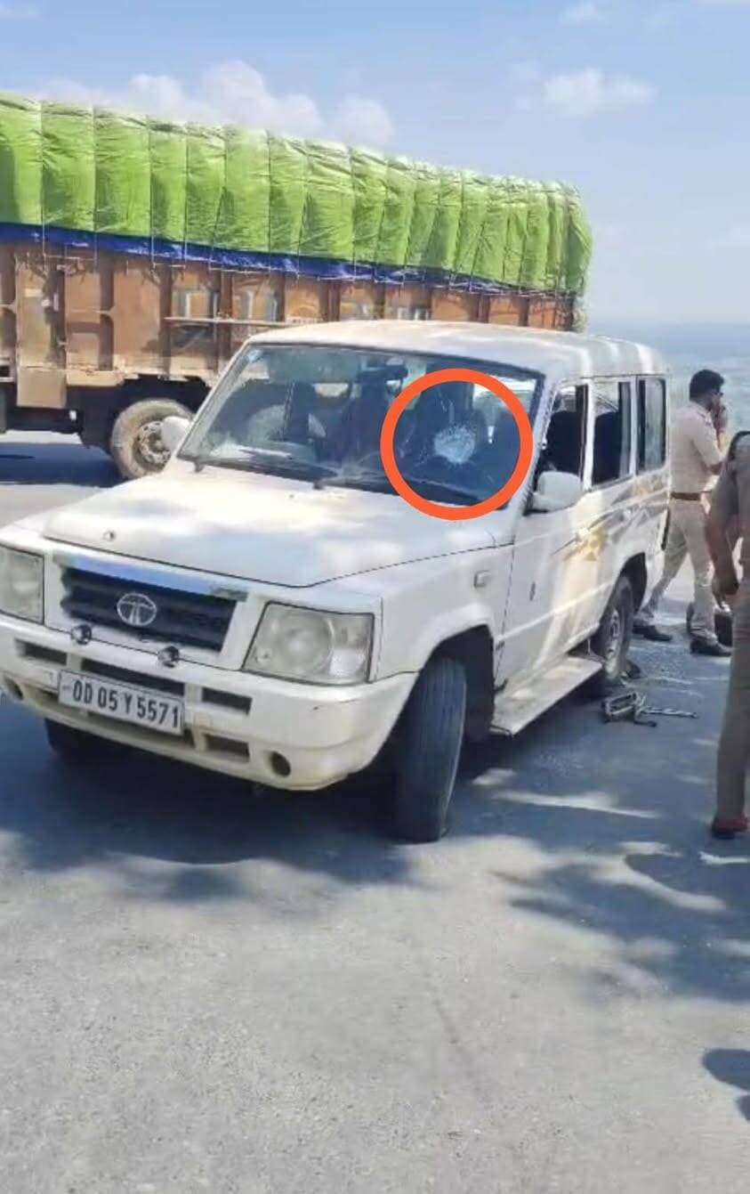 अपडेट
प्रारंभिक जानकारी के अनुसार हथियारबंद बदमाशों ने ओडिशा पुलिस के वाहन को घेरकर चारों टायरों में गोली मारी, जिसके बाद वाहन रुक गया। इसके बाद बदमाशों ने पुलिसकर्मियों पर मिर्ची पाउडर और स्प्रे का इस्तेमाल किया तथा हवा में फायरिंग करते हुए 15 टन गांजा मामले के आरोपी आदित्य मिश्रा को पुलिस अभिरक्षा से छुड़ा लिया। वारदात के बाद आरोपी और उसके साथी मौके से फरार हो गए।