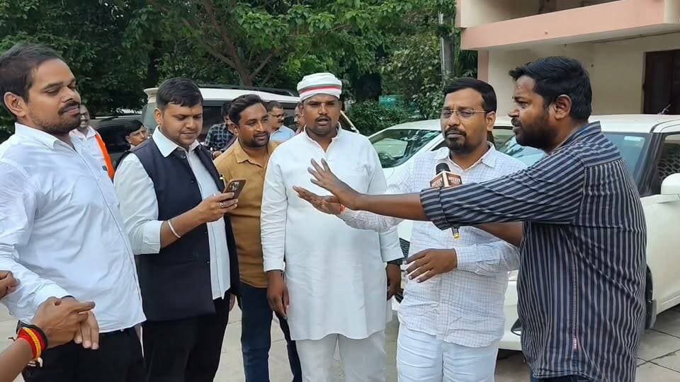 "कल समाजवादियों की सरकार आएगी.."
बीच चौपाल में सपा प्रवक्ता संदीप मिश्रा ने आखिर क्यों कहा कि कल समाजवादियों की सरकार आएगी..?