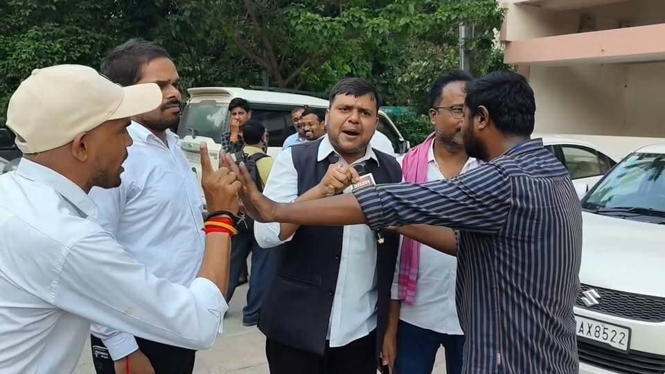 "आप गुंडई मत करिए..."
बीजेपी कार्यकर्ता ने ऐसा कह दिया कि तिलमिला गए सपाई..?