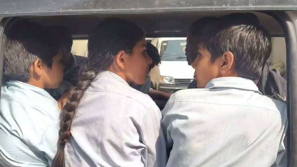 क्षमता से अधिक संख्या पर भिवानी ट्रैफिक पुलिस ने की कार्यवाही....
भिवानी ब्रेकिंग
भिवानी की दीप साइंस एकेडमी से जुड़ी एक वैन में क्षमता से कई गुना अधिक बच्चों को बैठाने का मामला सामने आया है। बताया जा रहा है कि वैन में करीब 16 बच्चे सवार थे, जिससे बच्चों की सुरक्षा को लेकर गंभीर सवाल खड़े हो रहे हैं।
बताया जा रहा है कि इस तरह की वैन में निर्धारित क्षमता के अनुसार सीमित संख्या में बच्चों को बैठाने की अनुमति होती है। ऐसे में सवाल उठता है कि आखिर 16 बच्चों को एक ही वैन में कैसे बैठाया गया?
वही ट्रैफिक Sho भिवानी के मुताबिक संबंधित वाहन का क्षमता से अधिक सवारी बिठाने पर मोटर वाहन अधिनियम के तहत कार्यवाही अमल में लाई गई है।
प्रबंधक थाना यातायात भिवानी।।