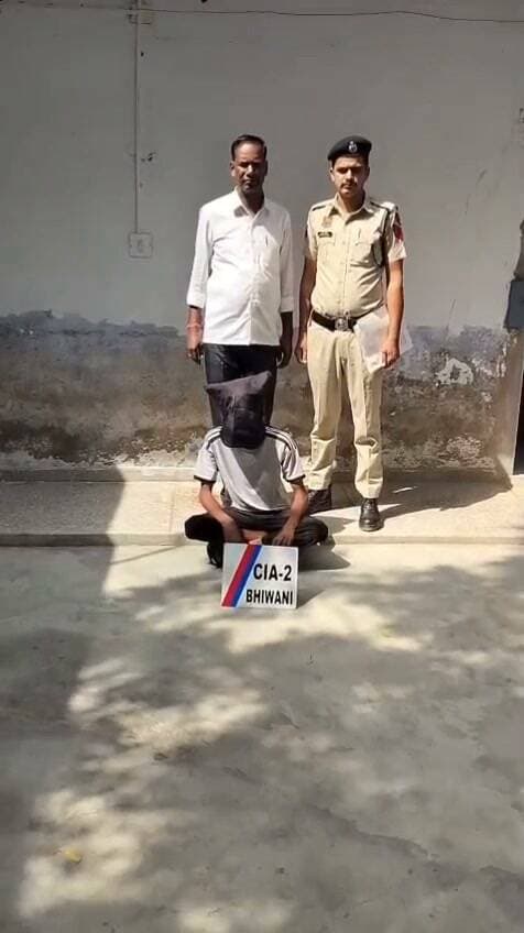 सीआईए स्टाफ-2 भिवानी ने अवैध हथियार रखने के मामले में एक आरोपी को किया गिरफ्तार
*पुलिस टीम ने आरोपी से एक देसी कट्टा व एक जिंदा कारतूस किया बरामद।*
पुलिस अधीक्षक भिवानी श्री मयंक मिश्रा, आईपीएस द्वारा जिला पुलिस को जिले में बिना लाइसेंस के अवैध हथियार रखने वाले आरोपियों के विरुद्ध विशेष अभियान चलाकर प्रभावी कानूनी कार्रवाई करने के निर्देश दिए गए थे। इन्हीं निर्देशों के तहत कार्रवाई करते हुए सीआईए स्टाफ-2 भिवानी की टीम ने एक आरोपी को अवैध हथियार सहित गिरफ्तार करने में सफलता हासिल की है।
दिनांक 28.09.2026 को सीआईए स्टाफ-2 भिवानी के मुख्य सिपाही नरेंद्र अपनी पुलिस टीम के साथ अपराध रोकथाम एवं गश्त ड्यूटी पर तोशाम बाईपास, भिवानी पर मौजूद थे। इसी दौरान पुलिस टीम को विश्वसनीय सूत्रों से सूचना प्राप्त हुई कि दिनोद रोड, तोशाम बाईपास, हनुमान मंदिर के पास एक व्यक्ति अवैध हथियार व कारतूस लेकर खड़ा है। सूचना की गंभीरता को देखते हुए पुलिस टीम द्वारा बताए गए स्थान पर दबिश देकर एक व्यक्ति को अवैध हथियार सहित काबू किया गया।
*गिरफ्तार आरोपी की पहचान सुमित पुत्र सुबे सिंह निवासी दिनोद, जिला भिवानी के रूप में हुई है।*
*पुलिस टीम द्वारा आरोपी की तलाशी लेने पर उसके कब्जे से एक देसी कट्टा तथा एक जिंदा कारतूस बरामद किया गया।*
आरोपी सुमित के विरुद्ध शस्त्र अधिनियम के तहत थाना शहर भिवानी में अभियोग दर्ज कर नियमानुसार कानूनी कार्रवाई अमल में लाई गई। प्रारंभिक पूछताछ में आरोपी ने बताया कि वह ड्राइवर का कार्य करता है तथा अपना शौक पूरा करने के लिए अवैध हथियार खरीदकर लाया था।
पुलिस द्वारा आरोपी को आज माननीय न्यायालय के समक्ष पेश किया गया, जहां माननीय न्यायालय द्वारा आरोपी को जिला कारागार भेजने के आदेश दिए गए।
पुलिस प्रवक्ता, भिवानी।।
