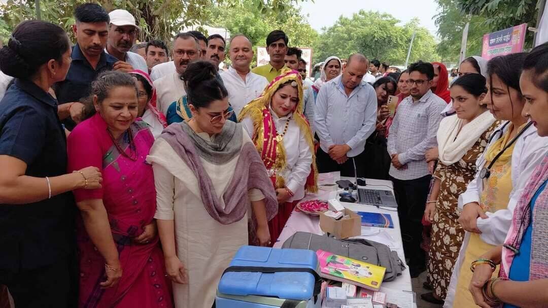 भिवानी:-किसाऊ बांध से यमुना में आएगा 1300 क्यूसेक पानी, तोशाम में बोलीं मंत्री श्रुति चौधरी : टेल तक पहुंचेगा सिंचाई का पानी
मंत्री श्रुति चौधरी ने भिवानी के तोशाम क्षेत्र में 10 करोड़ की सडक़ परियोजनाओं सहित खेल टै्रक, बैक्वर्ड चौपाल, सामुदायिक भवन, निर्माण योजनाओं का आधारशिला व उद्घाटन किया
तोशाम में आंगन मिलन समारोह : सिचाई मंत्री ने कहा : विश्व बैंक के 6000 करोड़ के प्रोजेक्ट से सुधरेगा नहरी ढांचा, हरियाणा केबिनेट इसे दे चुकी है मंजूरी
आंगन मिलन समारोह में मंत्री श्रुति चौधरी ने विभिन्न विभागों की स्टॉलों का किया निरीक्षण