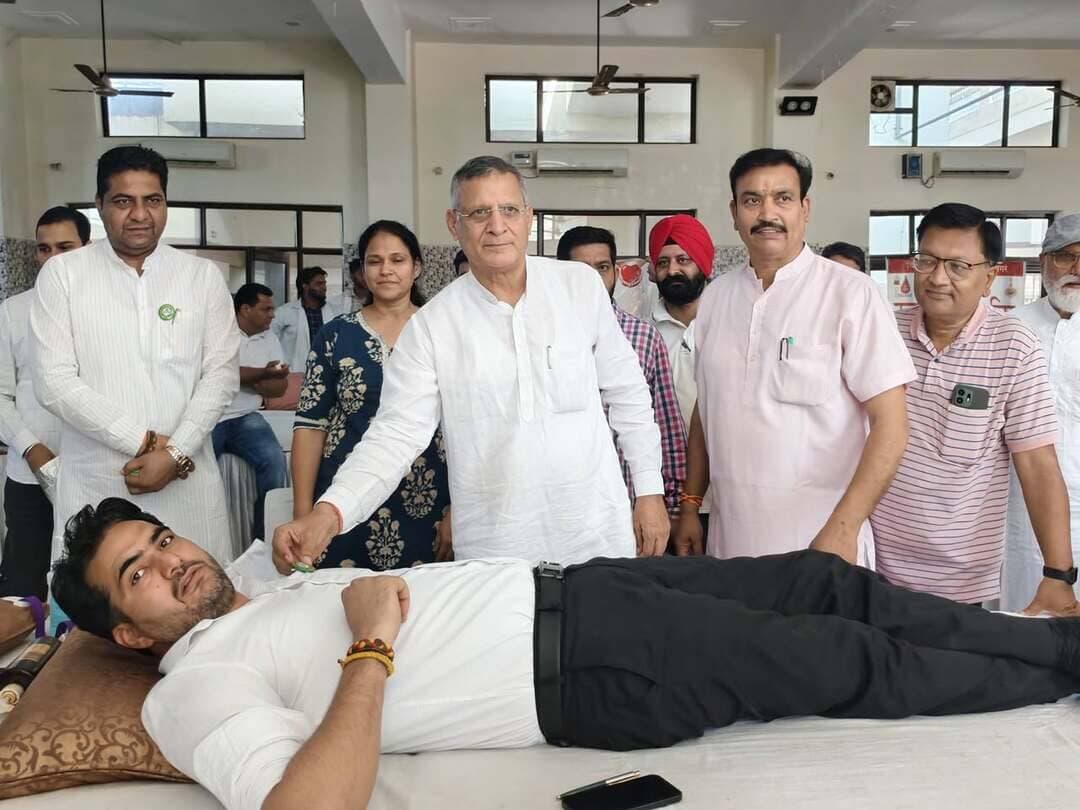 भाजयुमो जिला यमुनानगर द्वारा जगाधरी विधानसभा में आयोजित रक्तदान शिविर में इकट्ठा हुआ रिकार्ड 303 यूनिट रक्त - पूर्व कैबिनेट मंत्री कंवरपाल गुर्जर
भाजपा जिलाध्यक्ष राजेश सपरा ने सेवा संकल्प अभियान के तहत जगाधरी में विशाल रक्तदान शिविर रक्तदाताओं का उत्साहवर्धन
जगाधरी विधानसभा स्तरीय रक्तदान शिविर की कामयाबी ने भाजयुमो जिला यमुनानगर को हरियाणा में ऊंचा स्थान - भाजयुमो जिलाध्यक्ष निश्चल चौधरी
भाजपा जिलाध्यक्ष राजेश सपरा ने जानकारी देते हुए बताया कि प्रधानमंत्री नरेंद्र मोदी के जनसेवा के 25 वर्ष पूर्ण होने के उपलक्ष्य में चलाए जा रहे ‘सेवा संकल्प अभियान’ के अंतर्गत मंगलवार को भारतीय जनता युवा मोर्चा जिला यमुनानगर जिलाध्यक्ष निश्चल चौधरी के मार्गदर्शन में भाजयुमो संगठन द्वारा पंजाबी धर्मशाला, जगाधरी में रक्तदान शिविर का आयोजन किया गया जिसमें कुल 303 यूनिट रक्त इकट्ठा हुआ , रक्तदान शिविर में रक्त इकट्ठा करने के लिए पीजीआई चंडीगढ़, सिविल अस्पताल यमुनानगर एवं विश्वास फाऊंडेशन के यहां से डाक्टरों की टीम आई ।विशाल शिविर में हरियाणा सरकार के पूर्व कैबिनेट मंत्री चौ. कंवरपाल गुर्जर ने मुख्य अतिथि के रूप में शिरकत की और रक्तदाताओं का उत्साहवर्धन किया। पूर्व कैबिनेट मंत्री कंवरपाल गुर्जर ने भाजयुमो को बधाई देते हुए कहा कि जगाधरी विधानसभा क्षेत्र में रक्तदान ने नया रिकॉर्ड बनाया और रक्तदान शिविर में 303 यूनिट रक्त एकत्र हुआ । पूर्व कैबिनेट मंत्री कंवरपाल गुर्जर ने कहा कि रक्तदान मानवता की सेवा का सबसे पुनीत कार्य है। रक्त की एक यूनिट किसी जरूरतमंद के जीवन को बचाने में महत्वपूर्ण भूमिका निभा सकती है। पूर्व कैबिनेट मंत्री कंवरपाल गुर्जर ने भाजयुमो पदाधिकारियों कार्यकर्ताओं एवं रक्तदाताओं का आभार व्यक्त करते हुए कहा कि समाज के प्रति जिम्मेदारी और सेवा भावना से किया गया प्रत्येक कार्य राष्ट्र निर्माण में योगदान देता है।
पूर्व कैबिनेट मंत्री कंवरपाल गुर्जर ने कहा कि प्रधानमंत्री नरेंद्र मोदी के सार्वजनिक जीवन के 25 वर्ष सेवा, समर्पण और राष्ट्रहित के संकल्प को समर्पित रहे हैं। इसी भावना को समाज के प्रत्येक वर्ग तक पहुंचाने के उद्देश्य से ‘सेवा संकल्प अभियान’ के तहत विभिन्न सेवा गतिविधियां आयोजित की जा रही हैं। पूर्व कैबिनेट मंत्री कंवरपाल गुर्जर ने कहा कि भाजपा कार्यकर्ताओं की पहचान केवल संगठनात्मक गतिविधियों तक सीमित नहीं है, बल्कि वे सामाजिक सरोकारों में भी बढ़-चढ़कर अपनी भूमिका निभाते हैं। भाजयुमो जिलाध्यक्ष निश्चल चौधरी ने सभी युवा साथियों का धन्यवाद करते हुए कहा कि सभी के सहयोग से हम यह रिकॉर्ड बनाने में सफल हुए हैं। जगाधरी विधानसभा स्तरीय रक्तदान शिविर इसी सेवा भावना का जीवंत उदाहरण है। शिविर में बड़ी संख्या में भाजयुमो कार्यकर्ताओं,भाजपा कार्यकर्ताओं, युवाओं एवं आमजन ने उत्साहपूर्वक भाग लेते हुए रक्तदान किया। इस दौरान रक्तदाताओं को प्रमाण-पत्र देकर सम्मानित किया गया तथा उन्हें भविष्य में भी ऐसे सामाजिक कार्यों में योगदान देने के लिए प्रेरित किया गया।सेवा का भाव समाज को जोड़ने का कार्य करता है और रक्तदान जैसे आयोजन मानवता, भाईचारे एवं सामाजिक जिम्मेदारी की भावना को मजबूत करते हैं। उन्होंने शिविर के सफल आयोजन के लिए आयोजकों एवं सभी सहयोगियों को बधाई दी।
इस दौरान भाजपा जिलाध्यक्ष राजेश सपरा,भाजयुमो जिलाध्यक्ष निश्चल चौधरी,युवा नेता नकुल चौधरी चुहडपुर खुर्द, जिला महामंत्री नरेन्द्र राणा, जिला महामंत्री प्रवीण खदरी, भाजयुमो प्रदेश पदाधिकारी मुकुल चौधरी खदरी,चेयरमैन विपुल गर्ग,मंडल अध्यक्ष पार्षद प्रियंक शर्मा,युवा मोर्चा जिला महामंत्री अमित चौहान,युवा मोर्चा जिला महामंत्री दीपक शर्मा, सीएम विंडो एमिनेंट पर्सन कल्याण सिंह,प्रभा सागर,पूनम अग्रवाल,रीना रस्तोगी,अरूण गुप्ता,जयंत स्वामी,रुचि काम्बोज, भानू प्रताप सिंह, अंकित गोयल, जिला कोषाध्यक्ष जगदीश विधार्थी,भाजपा जिला यमुनानगर मीडिया प्रभारी कपिल मनीष गर्ग, मंडल अध्यक्ष अमित चौधरी देवधर, मंडल अध्यक्ष कृष्ण खदरी,मंडल अध्यक्ष गौरव गोयल , संदीप राय,पंकज मंगला , प्रदुम्न सिंह लाड्डी सहित बहुत से भाजपा गणमान्य पदाधिकारी कार्यकर्ता आमजन साथ रहें।