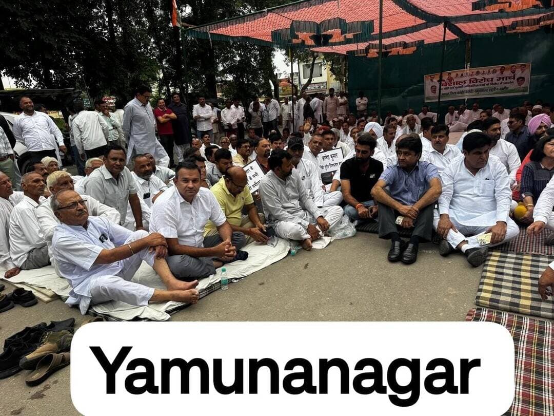 लोकतंत्र, संविधान और मताधिकार की रक्षा को लेकर हरियाणा में विरोध प्रदर्शन, फोम लाल फिरोजपुर बोले—चुनाव आयोग में पारदर्शिता, जवाबदेही और निष्पक्षता जरूरी; कार्यकर्ताओं की सक्रिय भागीदारी ने लोकतंत्र की आवाज को किया मजबूत..
हरियाणा। (राष्ट्रीय कदम) ब्यूरो। अखिल भारतीय कांग्रेस कमेटी के निर्देशानुसार 28 सितंबर 2026 को हरियाणा के सभी जिलों में लोकतंत्र, संविधान और मताधिकार की रक्षा को लेकर विशाल विरोध प्रदर्शन आयोजित किए गए। इसमें राजीव गांधी पंचायती राज संगठन हरियाणा के पदाधिकारियों एवं कार्यकर्ताओं ने बढ़-चढ़कर भाग लिया।
राजीव गांधी पंचायती राज संगठन हरियाणा के प्रदेश अध्यक्ष फोम लाल फिरोजपुर ने कहा कि लोकतंत्र की मजबूती के लिए चुनावी प्रक्रिया में पारदर्शिता, जवाबदेही और निष्पक्षता जरूरी है। उन्होंने कहा कि इन मुद्दों को लेकर संगठन के कार्यकर्ताओं ने प्रदेशभर में आयोजित विरोध प्रदर्शनों में सक्रिय भागीदारी निभाई।
फोम लाल फिरोजपुर ने कहा कि प्रत्येक नागरिक के मताधिकार की रक्षा लोकतांत्रिक व्यवस्था की महत्वपूर्ण जिम्मेदारी है। उन्होंने कहा कि चुनाव आयोग की कार्यप्रणाली को लेकर पारदर्शिता और जवाबदेही की मांग लोकतांत्रिक संस्थाओं में जनता के विश्वास को मजबूत करने से जुड़ी है।
उन्होंने संगठन के सभी साथियों की सक्रिय भागीदारी की सराहना करते हुए कहा कि फोम लाल फिरोजपुर के नेतृत्व में राजीव गांधी पंचायती राज संगठन के कार्यकर्ताओं की एकजुटता और सक्रियता लोकतांत्रिक मुद्दों को मजबूती से उठाने में महत्वपूर्ण भूमिका निभा रही है।
उन्होंने कहा कि संगठन आगे भी लोकतंत्र, संविधान और मताधिकार से जुड़े मुद्दों को लेकर अपनी आवाज उठाता रहेगा।