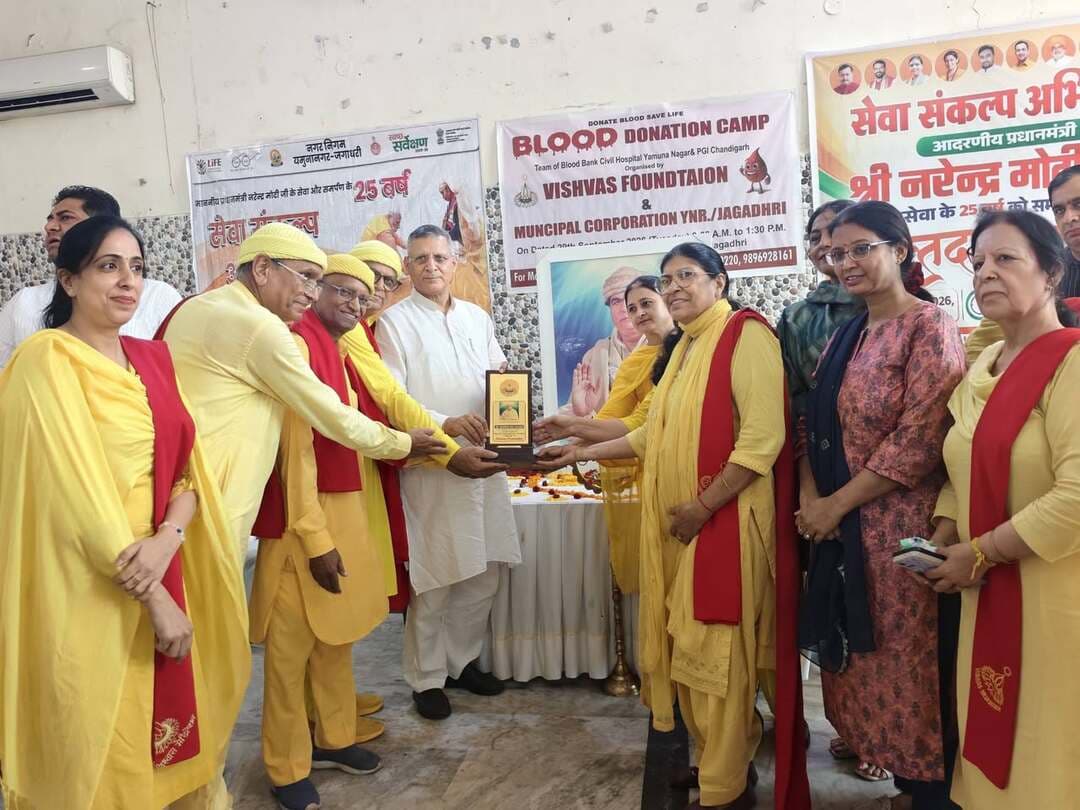 भाजयुमो जिला यमुनानगर द्वारा जगाधरी विधानसभा में आयोजित रक्तदान शिविर में इकट्ठा हुआ रिकार्ड 303 यूनिट रक्त - पूर्व कैबिनेट मंत्री कंवरपाल गुर्जर
भाजपा जिलाध्यक्ष राजेश सपरा ने सेवा संकल्प अभियान के तहत जगाधरी में विशाल रक्तदान शिविर रक्तदाताओं का उत्साहवर्धन
जगाधरी विधानसभा स्तरीय रक्तदान शिविर की कामयाबी ने भाजयुमो जिला यमुनानगर को हरियाणा में ऊंचा स्थान - भाजयुमो जिलाध्यक्ष निश्चल चौधरी
भाजपा जिलाध्यक्ष राजेश सपरा ने जानकारी देते हुए बताया कि प्रधानमंत्री नरेंद्र मोदी के जनसेवा के 25 वर्ष पूर्ण होने के उपलक्ष्य में चलाए जा रहे ‘सेवा संकल्प अभियान’ के अंतर्गत मंगलवार को भारतीय जनता युवा मोर्चा जिला यमुनानगर जिलाध्यक्ष निश्चल चौधरी के मार्गदर्शन में भाजयुमो संगठन द्वारा पंजाबी धर्मशाला, जगाधरी में रक्तदान शिविर का आयोजन किया गया जिसमें कुल 303 यूनिट रक्त इकट्ठा हुआ , रक्तदान शिविर में रक्त इकट्ठा करने के लिए पीजीआई चंडीगढ़, सिविल अस्पताल यमुनानगर एवं विश्वास फाऊंडेशन के यहां से डाक्टरों की टीम आई ।विशाल शिविर में हरियाणा सरकार के पूर्व कैबिनेट मंत्री चौ. कंवरपाल गुर्जर ने मुख्य अतिथि के रूप में शिरकत की और रक्तदाताओं का उत्साहवर्धन किया। पूर्व कैबिनेट मंत्री कंवरपाल गुर्जर ने भाजयुमो को बधाई देते हुए कहा कि जगाधरी विधानसभा क्षेत्र में रक्तदान ने नया रिकॉर्ड बनाया और रक्तदान शिविर में 303 यूनिट रक्त एकत्र हुआ । पूर्व कैबिनेट मंत्री कंवरपाल गुर्जर ने कहा कि रक्तदान मानवता की सेवा का सबसे पुनीत कार्य है। रक्त की एक यूनिट किसी जरूरतमंद के जीवन को बचाने में महत्वपूर्ण भूमिका निभा सकती है। पूर्व कैबिनेट मंत्री कंवरपाल गुर्जर ने भाजयुमो पदाधिकारियों कार्यकर्ताओं एवं रक्तदाताओं का आभार व्यक्त करते हुए कहा कि समाज के प्रति जिम्मेदारी और सेवा भावना से किया गया प्रत्येक कार्य राष्ट्र निर्माण में योगदान देता है।
पूर्व कैबिनेट मंत्री कंवरपाल गुर्जर ने कहा कि प्रधानमंत्री नरेंद्र मोदी के सार्वजनिक जीवन के 25 वर्ष सेवा, समर्पण और राष्ट्रहित के संकल्प को समर्पित रहे हैं। इसी भावना को समाज के प्रत्येक वर्ग तक पहुंचाने के उद्देश्य से ‘सेवा संकल्प अभियान’ के तहत विभिन्न सेवा गतिविधियां आयोजित की जा रही हैं। पूर्व कैबिनेट मंत्री कंवरपाल गुर्जर ने कहा कि भाजपा कार्यकर्ताओं की पहचान केवल संगठनात्मक गतिविधियों तक सीमित नहीं है, बल्कि वे सामाजिक सरोकारों में भी बढ़-चढ़कर अपनी भूमिका निभाते हैं। भाजयुमो जिलाध्यक्ष निश्चल चौधरी ने सभी युवा साथियों का धन्यवाद करते हुए कहा कि सभी के सहयोग से हम यह रिकॉर्ड बनाने में सफल हुए हैं। जगाधरी विधानसभा स्तरीय रक्तदान शिविर इसी सेवा भावना का जीवंत उदाहरण है। शिविर में बड़ी संख्या में भाजयुमो कार्यकर्ताओं,भाजपा कार्यकर्ताओं, युवाओं एवं आमजन ने उत्साहपूर्वक भाग लेते हुए रक्तदान किया। इस दौरान रक्तदाताओं को प्रमाण-पत्र देकर सम्मानित किया गया तथा उन्हें भविष्य में भी ऐसे सामाजिक कार्यों में योगदान देने के लिए प्रेरित किया गया।सेवा का भाव समाज को जोड़ने का कार्य करता है और रक्तदान जैसे आयोजन मानवता, भाईचारे एवं सामाजिक जिम्मेदारी की भावना को मजबूत करते हैं। उन्होंने शिविर के सफल आयोजन के लिए आयोजकों एवं सभी सहयोगियों को बधाई दी।
इस दौरान भाजपा जिलाध्यक्ष राजेश सपरा,भाजयुमो जिलाध्यक्ष निश्चल चौधरी,युवा नेता नकुल चौधरी चुहडपुर खुर्द, जिला महामंत्री नरेन्द्र राणा, जिला महामंत्री प्रवीण खदरी, भाजयुमो प्रदेश पदाधिकारी मुकुल चौधरी खदरी,चेयरमैन विपुल गर्ग,मंडल अध्यक्ष पार्षद प्रियंक शर्मा,युवा मोर्चा जिला महामंत्री अमित चौहान,युवा मोर्चा जिला महामंत्री दीपक शर्मा, सीएम विंडो एमिनेंट पर्सन कल्याण सिंह,प्रभा सागर,पूनम अग्रवाल,रीना रस्तोगी,अरूण गुप्ता,जयंत स्वामी,रुचि काम्बोज, भानू प्रताप सिंह, अंकित गोयल, जिला कोषाध्यक्ष जगदीश विधार्थी,भाजपा जिला यमुनानगर मीडिया प्रभारी कपिल मनीष गर्ग, मंडल अध्यक्ष अमित चौधरी देवधर, मंडल अध्यक्ष कृष्ण खदरी,मंडल अध्यक्ष गौरव गोयल , संदीप राय,पंकज मंगला , प्रदुम्न सिंह लाड्डी सहित बहुत से भाजपा गणमान्य पदाधिकारी कार्यकर्ता आमजन साथ रहें।