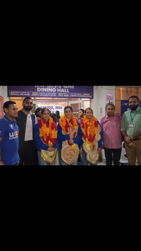 एशियन गेम्स में स्वर्णिम जीत के बाद साई धर्मशाला पहुंची गोल्डन गर्ल्स, परिसर में खुशी का माहौल, ढोल-नगाड़ों की थाप पर झूमीं कप्तान पुष्पा राणा, ज्योति, भावना और कोच पूजा ठाकुर…
#AsianGames2026 #indiankabadditeam #PushpaRana #Kabaddi #gold medal