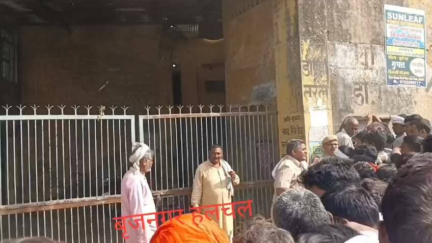 #खाद_के_किसानों_का_संघर्ष___
#पुलिस_का_हल्का_बल_प्रयोग__
#बृजनगर________
__खाद के लिय किसानों की लंबी कतार
__धूप में महिला पुरुष किसान खाद के लिय कर रहे मशक्कत
__क्रय विक्रय पर पुलिसकर्मी किसानों पर लाठी उठाते हुए आ रहे नजर
__वही क्रय विक्रय समिति पर पानी ओर छाया की किसानों के लिय नहीं है कोई व्यवस्था
__आखिर अन्नदाता को हर साल खाद के लिय करना पड़ता है संघर्ष