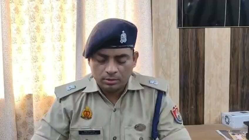 पतेरिया गांव के युवक ने की आत्महत्या, परिजनों ने SCST मुकदमे को बताई आत्महत्या की वजह
परिजनों की तहरीर पर दर्ज हुआ मुकदमा
चित्रकूट पुलिस ने साझा की पूरी जानकारी
थाना मानिकपुर अंतर्गत ग्राम गढ़चपा मजरा पतेरिया निवासी युवक द्वारा फांसी लगाये जाने के सम्बन्ध में -
पुलिस के अनुसार ,
"दिनांक 27.09.2026 को दोपहर में थाना मानिकपुर पर सूचना प्राप्त हुई कि थाना क्षेत्रान्तर्गत ग्राम गढ़चपा मजरा पतेरिया निवासी एक 22 वर्षीय युवक द्वारा फांसी लगा ली गई । सूचना पर थाना मानिकपुर पुलिस टीम द्वारा तत्काल मौके पर पहुँचकर शव का पंचायतनामा भरकर शव को पोस्टमार्टम हेतु मोर्चरी भेजा गया।
-आज दिनांक 28.09.2026 को परिजनों द्वारा एक तहरीर दी गई है जिसमें उनके द्वारा आरोप लगाया गया है कि जुलाई माह में उनके मृतक पुत्र के विरुद्ध थाना मानिकपुर में मु0अ0सं0 108/2026 धारा 352, 351(3) BNS व 3(1)द SC/ST Act का अभियोग पंजीकृत किया गया था, जिसके दबाव में वह मानसिक तनाव में था। दिनांक 25.09.2026 को वह काम से घर लौटा था और उस दिन घर के बगल के कुछ लोगों से उसका विवाद हुआ था, इन्हीं सब बातों से आहत होकर उसने फांसी लगा ली।
परिजनों द्वारा दी गई तहरीर के आधार पर थाना मानिकपुर पर मु0अ0सं0 155/26 धारा 108, 352, 351(3) BNS का अभियोग पंजीकृत किया गया है तथा अग्रिम विधिक कार्यवाही की जा रही है।"
उपर्युक्त प्रकरण के सम्बन्ध में एएसपी पीयूषकांत राय की वीडियो बयान