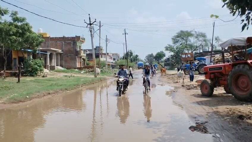 जलभराव से छात्र-छात्राओं का आवागमन मुश्किल, PWD की कार्यशैली पर उठे सवाल
राजापुर। कस्बे की लूप लाइन स्थित बांदा-कमासिन मार्ग पर जलभराव के चलते छात्र-छात्राओं समेत राहगीरों को भारी परेशानी का सामना करना पड़ रहा है। सड़क पर पानी भरने से आवागमन मुश्किल हो गया है और स्कूल आने-जाने वाले विद्यार्थियों को भी परेशानी उठानी पड़ रही है। स्थानीय लोगों ने जलनिकासी की समुचित व्यवस्था न होने पर PWD विभाग के अधिकारियों की कार्यशैली पर सवाल उठाते हुए जल्द समाधान की मांग की है।
#Chitrakoot #dmchitrakoot
