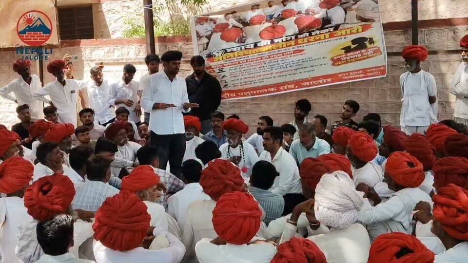 जालोर में धरने पर दूसरे दिन भी बैठे रहे देवासी समाजबंधु, सुखराम विश्नोई ने धरना स्थल पर पहुंचकर एसपी से की बात, न्याय दिलाने की रखी मांग।