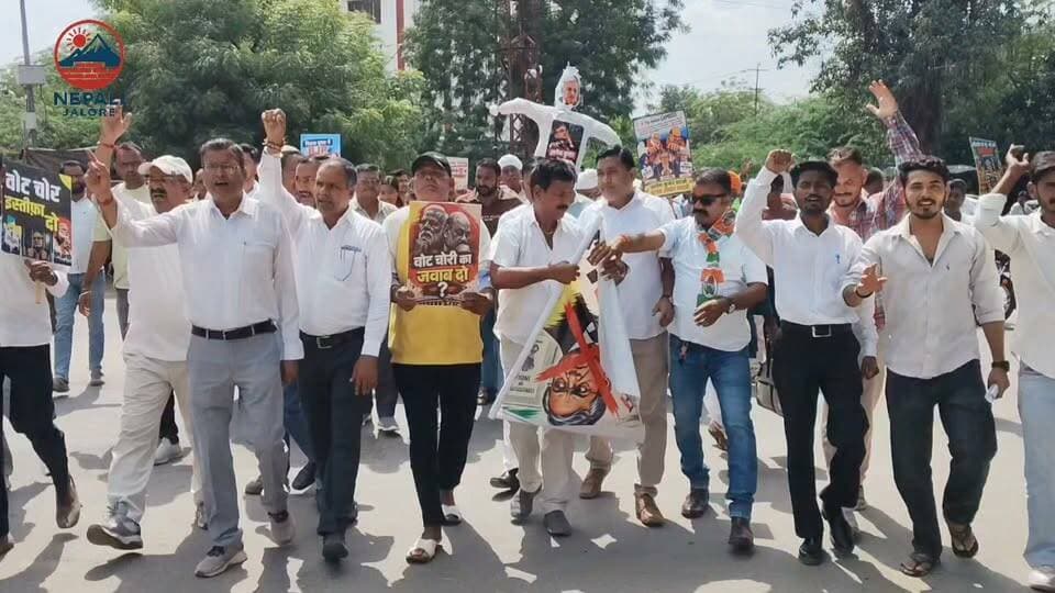 राजस्थान प्रदेश कांग्रेस कमेटी के निर्देशानुसार जिला कांग्रेस कमेटी जालोर की ओर से मंगलवार को जिला कलेक्ट्रेट के सामने विरोध प्रदर्शन कर मुख्य निर्वाचन आयुक्त ज्ञानेश कुमार का पुतला दहन किया गया। कांग्रेस ने निर्वाचन आयोग में निर्णय प्रक्रिया को लेकर सामने आई कथित आपत्तियों और विशेष गहन पुनरीक्षण (SIR) की प्रक्रिया को लेकर विरोध जताया है। पार्टी का आरोप है कि निर्वाचन आयोग की कार्यप्रणाली में पारदर्शिता की कमी रही है और विपक्ष की आपत्तियों को नजरअंदाज किया गया। इस दौरान कांग्रेस पदाधिकारी व कार्यकर्तागण मौजूद रहे।