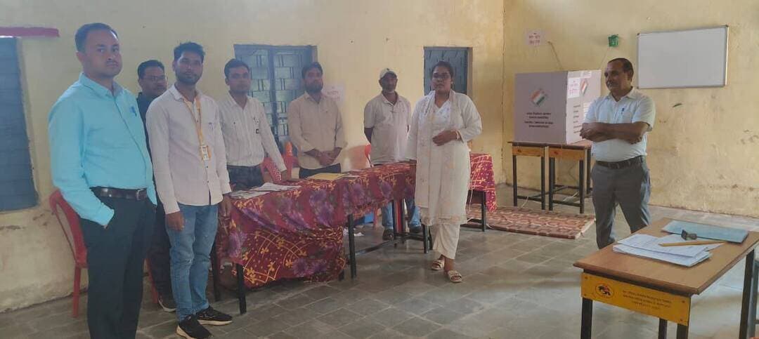 #गुना - आरोन एसडीएम सुश्री मंजुषा खत्री द्वारा मतदान केंद्र मनोरा पुरा ग्राम पंचायत कस्बा मढ़ी का निरीक्षण किया गया। मतदान शांतिपूर्वक जारी।
Chief Electoral Officer Madhya Pradesh