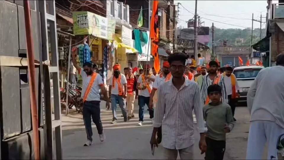 विहिप-बजरंग दल का त्रिशूल दीक्षा महा सम्मेलन, 1000 कार्यकर्ताओं को दी गई त्रिशूल दीक्षा
शहर भ्रमण कर निकाला त्रिशूल दीक्षा जुलूस, डीजे की धुन पर कार्यकर्ताओं ने लगाए नारे
दमोह। विश्व हिंदू परिषद और बजरंग दल द्वारा सोमवार को जिला स्तरीय त्रिशूल दीक्षा महा सम्मेलन का आयोजन किया गया। कार्यक्रम के दौरान करीब 1000 कार्यकर्ताओं को त्रिशूल दीक्षा प्रदान की गई। इसके बाद गुरुवार दोपहर 3 से 4 बजे के बीच त्रिशूल दीक्षा जुलूस निकाला गया। जुलूस में बड़ी संख्या में कार्यकर्ता शामिल हुए।
जुलूस कीर्ति स्तंभ चौक से शुरू होकर कॉपरेटिव बैंक चौराहा, बस स्टैंड, स्टेशन चौराहा, राय चौराहा, घंटाघर, बकौली चौराहा और पुराने थाना क्षेत्र से होते हुए वापस कीर्ति स्तंभ चौक पहुंचा, जहां कार्यक्रम का समापन किया गया। जुलूस के दौरान कार्यकर्ता डीजे की धुन पर नारेबाजी करते हुए आगे बढ़े।
आयोजन में गोलू चौबे, शंभू विश्वकर्मा, राम मिश्रा, अंजुल खत्री, नरेंद्र जैन, सत्यम चौरसिया, रोहित वाल्मीकि सहित बड़ी संख्या में विहिप और बजरंग दल के कार्यकर्ता मौजूद रहे। वहीं सुरक्षा की दृष्टि से चप्पे चप्पे पर पुलिस बल मौजूद रहा।