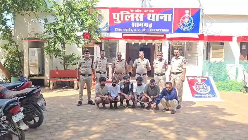 पहले प्यार और शादी का जाल... फिर विदेशी गिफ्ट की कहानी; कस्टम अफसर बनकर डराया और खाते से उड़ाए 7.50 लाख
मंदसौर पुलिस ने खोला अंतरराज्यीय साइबर ठगी का नेटवर्क, मुख्य सरगना समेत 6 गिरफ्तार; 11 करोड़ से अधिक की ठगी का प्रारंभिक खुलासा
मंदसौर। मेट्रिमोनियल वेबसाइट पर एक प्रोफाइल क्या बनी, साइबर ठगों को अपना अगला शिकार मिल गया। पहले एक युवक ने खुद को एनआरआई बताया। बातचीत बढ़ी तो शादी का भरोसा दिलाया। नकली फोटो भेजे गए और कथित परिजनों से व्हाट्सऐप पर बातचीत तक करवाई गई। जब भरोसा पूरी तरह कायम हो गया तो विदेश से महंगे गिफ्ट की कहानी शुरू हुई। इसके बाद कस्टम ड्यूटी और प्रोसेसिंग फीस के नाम पर रकम मांगी गई। कस्टम अधिकारी बनकर फोन किया और पार्सल नहीं छुड़ाने पर कार्रवाई का डर दिखाया। आखिरकार पीड़िता ने अलग-अलग बैंक खातों में करीब साढ़े 7 लाख रुपये जमा कर दिए।
शिकायत मंदसौर पुलिस तक पहुंची तो मामला केवल एक महिला से हुई ठगी का नहीं निकला। पुलिस की करीब डेढ़ माह की तकनीकी पड़ताल में एक ऐसे अंतरराज्यीय नेटवर्क की कड़ियां सामने आईं, जो अलग-अलग राज्यों में बैठकर साइबर ठगी का कारोबार चला रहा था। पुलिस के अनुसार प्रारंभिक जांच में गिरोह द्वारा 100 से अधिक साइबर घटनाओं को अंजाम देने और 11 करोड़ रुपये से अधिक की ठगी किए जाने की जानकारी सामने आई है।
शिकायत ने खोला ठगों का रास्ता
आलमगढ़ निवासी पीड़िता ने मेट्रिमोनियल वेबसाइट पर अपना प्रोफाइल अपडेट किया था। इसी दौरान आरोपी ने संपर्क कर खुद को एनआरआई बताया। बातचीत के दौरान नकली फोटो और कथित परिवार के सदस्यों के माध्यम से पीड़िता का विश्वास जीता गया। शादी का भरोसा मिलने के बाद ठगों ने विदेश से गिफ्ट भेजने की बात कही।
कुछ समय बाद फोन आया कि गिफ्ट कस्टम विभाग ने रोक लिया है। इसके बाद कस्टम ड्यूटी, प्रोसेसिंग फीस और पार्सल छुड़ाने के नाम पर रकम मांगी जाने लगी। अलग-अलग नंबरों से कस्टम अधिकारी बनकर फोन किए गए। पीड़िता को डराकर लगातार रकम जमा कराई गई। जब तक उसे पूरे मामले पर शक हुआ, तब तक करीब 7.50 लाख रुपये अलग-अलग खातों में पहुंच चुके थे।
एसपी तक पहुंची शिकायत, बनी विशेष टीम
पीड़िता की शिकायत पर पुलिस अधीक्षक विनोद कुमार मीना ने मामले को गंभीरता से लेते हुए आरोपियों की तलाश और गिरोह का पता लगाने के लिए विशेष टीम गठित की। अतिरिक्त पुलिस अधीक्षक गरोठ रामस्नेही मिश्र और एसडीओपी सीतामऊ दिनेश प्रजापति के मार्गदर्शन में थाना प्रभारी शामगढ़ उपनिरीक्षक कपिल सौराष्ट्रीय के नेतृत्व में साइबर सेल और थाना पुलिस की संयुक्त टीम ने जांच शुरू की।
करीब डेढ़ से दो माह तक पुलिस ने तकनीकी साक्ष्यों का विश्लेषण किया। मोबाइल नंबर, बैंक खातों और अन्य डिजिटल कड़ियों को जोड़ते-जोड़ते पुलिस आरोपियों के ठिकानों तक पहुंची।
जयपुर से बिहार तक पुलिस की दबिश
आरोपियों की पहचान के बाद पुलिस टीम ने राजस्थान के जयपुर में दबिश दी और आरोपियों को गिरफ्तार किया। पूछताछ में मिले सुरागों के आधार पर पुलिस बिहार के अरवल जिले तक पहुंची। वहां से गिरोह के एक अन्य सदस्य को अभिरक्षा में लिया गया। पुलिस के अनुसार मुख्य सरगना सहित कुल छह आरोपियों को गिरफ्तार किया गया है।
150 से ज्यादा म्यूल खाते-सिम का नेटवर्क
जांच में सामने आया कि ठगी की रकम सीधे आरोपियों के खातों में नहीं जाती थी। इसके लिए दूसरे लोगों के नाम पर खोले गए म्यूल बैंक खातों का इस्तेमाल किया जाता था। पुलिस के अनुसार गिरोह ने 150 से अधिक म्यूल बैंक अकाउंट और मोबाइल सिम का इस्तेमाल किया।
आगरा, फिरोजाबाद, दिल्ली और बिहार से बड़ी संख्या में सिम हासिल की गईं। कुछ मोबाइल सिम और बैंक खाते भोपाल से भी प्राप्त किए गए थे।
एक टीम का काम सिर्फ खाते उपलब्ध कराना
गिरोह का काम अलग-अलग हिस्सों में बंटा हुआ था। एक टीम म्यूल बैंक खाते और मोबाइल सिम उपलब्ध कराती थी। दूसरी टीम अलग-अलग राज्यों में ठिकाने बनाकर रहती और ठगी की रकम निकालती थी। समय-समय पर ठिकाने भी बदल दिए जाते थे।
गिरोह का एक मुख्य व्यक्ति पूरे लेन-देन को नियंत्रित करता था। किस खाते में रकम जमा हुई, किस खाते से रकम निकालनी है और रकम को किस सीडीएम खाते में जमा करना है, इसकी जानकारी और निर्देश उसी स्तर से दिए जाते थे।
खाता फ्रीज होते ही सबूत मिटाने की तैयारी
पुलिस के मुताबिक गिरोह के सदस्य ठगी में इस्तेमाल मोबाइल और सिम को अपने निजी काम में इस्तेमाल नहीं करते थे। जैसे ही किसी बैंक खाते के फ्रीज होने की जानकारी मिलती, संबंधित मोबाइल, सिम, पासबुक और एटीएम कार्ड नष्ट कर दिए जाते थे। इसके बाद अगली ठगी के लिए नया मोबाइल, नई सिम और नया बैंक खाता इस्तेमाल किया जाता था।
एक फोन, एक मामला
गिरोह की कार्यप्रणाली में एक और खास बात सामने आई। पुलिस के अनुसार प्रत्येक मोबाइल फोन के पीछे एक स्लिप रखी जाती थी, जिस पर संबंधित व्यक्ति का नाम और बैंक खाता नंबर लिखा होता था। उस फोन और सिम का इस्तेमाल उसी मामले में किया जाता था। दूसरे मामले के लिए अलग मोबाइल और सिम का इंतजाम किया जाता था।
22 मोबाइल और 30 सिम बरामद
पुलिस ने आरोपियों से 22 एंड्रॉयड मोबाइल फोन, 30 मोबाइल सिम और 5 एटीएम कार्ड जब्त किए हैं। इसके अलावा विभिन्न बैंक खातों में जमा 8 लाख रुपये से अधिक की राशि को फ्रीज कराया गया है। पुलिस के अनुसार न्यायालयीन प्रक्रिया पूरी होने के बाद वैधानिक प्रावधानों के तहत राशि पीड़ित को दिलाने की कार्रवाई की जाएगी।
ये छह आरोपी गिरफ्तार
पुलिस ने त्रिलोकी कुमार, शिवम गुप्ता, बबलू कुशवाह, गुंजन गुप्ता और शशि कुमार, सभी निवासी भेलाही, जिला पूर्वी चंपारण, बिहार तथा टोनी कुमार निवासी छपिया, गोपालगंज, बिहार को गिरफ्तार किया है।
डेढ़ माह जांच, 15 दिन राज्यों में कार्रवाई
पुलिस टीम ने करीब डेढ़ माह तक तकनीकी जांच कर गिरोह की कड़ियां जोड़ीं। इसके बाद करीब 15 दिन तक अलग-अलग राज्यों में रहकर आरोपियों की तलाश और गिरफ्तारी की कार्रवाई की गई। कार्रवाई में थाना शामगढ़, साइबर सेल और अन्य पुलिसकर्मियों की विशेष भूमिका रही।
मंदसौर पुलिस की अपील
पुलिस ने आमजन से अपील की है कि मेट्रिमोनियल वेबसाइट पर बने ऑनलाइन रिश्तों में पैसों का लेन-देन करने से पहले पूरी तरह सत्यापन करें। अनजान व्यक्ति के भेजे लिंक पर क्लिक न करें। लुभावने ऑफर और ऑनलाइन ट्रेडिंग के नाम पर किसी के झांसे में न आएं। पिन, ओटीपी, पासवर्ड जैसी गोपनीय जानकारी साझा न करें।
साइबर ठगी होने पर तत्काल 1930 पर कॉल करें या साइबर क्राइम पोर्टल पर शिकायत दर्ज कराएं।