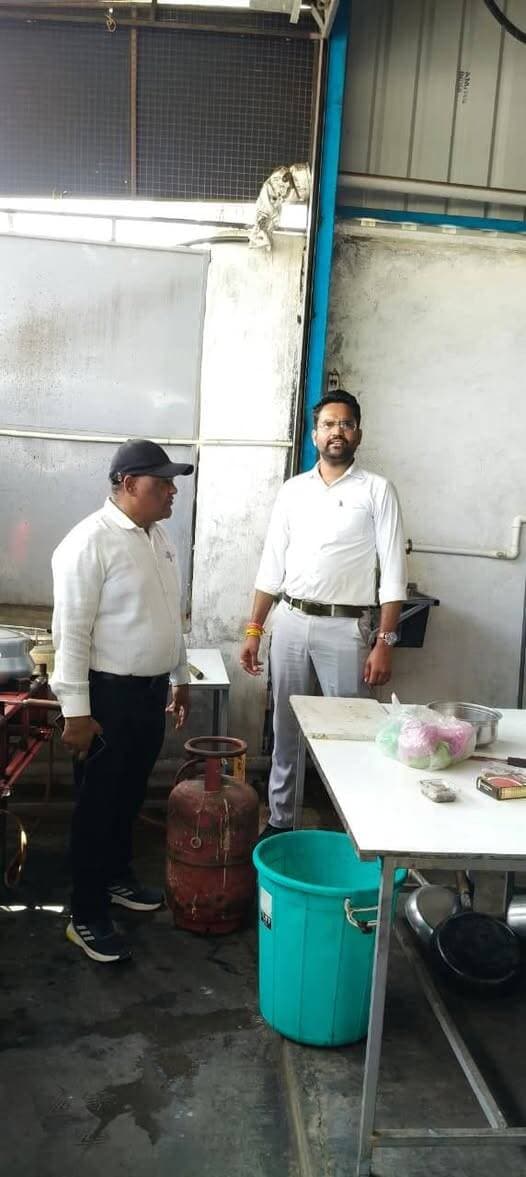 *मंदसौर कलेक्टर निर्देशानुसार आज गरोठ में राजस्व विभाग और jso की टीम द्वारा संयुक्त कार्यवाही में विभिन्न होटलों, ढाबों पर से 8 घरेलू सिलेंडर का व्यावसायिक उपयोग करने पर उन्हें जब्त किया गया...*
