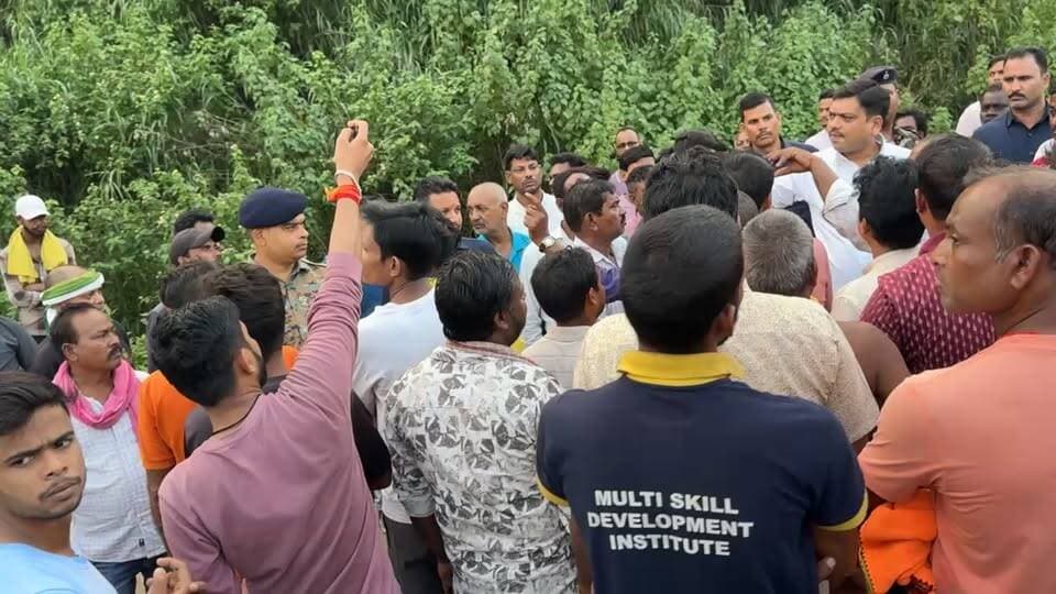 जलजमाव की समस्या से जूझ रहे MOCP गोल्डन गोकुल पार्क के लोगों से मिलने पहुंचे मेयर संजीव सिंह