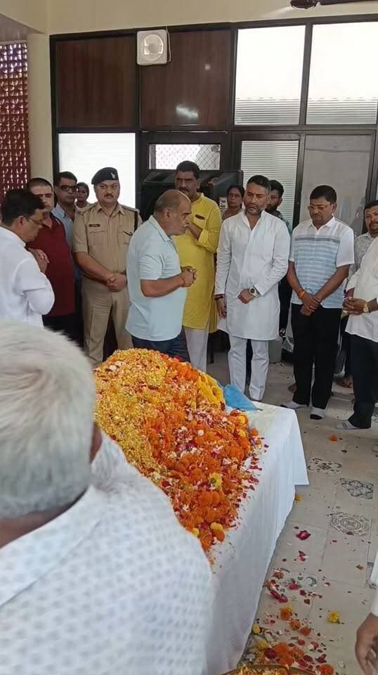 नागौद पूर्व विधायक श्री रामप्रताप जी के अंतिम दर्शन के लिए, धवारी स्थित निवास में उमड़ा जनसैलाब
हजारों लोग पहुंचे