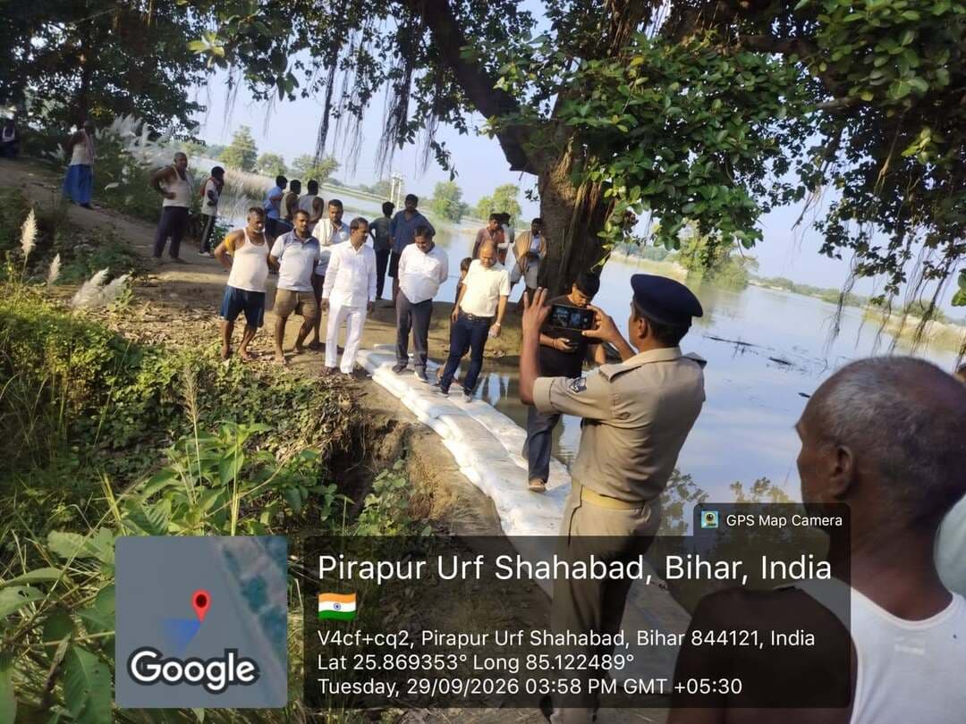 सारण जिले में जलस्तर में वृद्धि को लेकर जिला प्रशासन सतर्क, रामपुर रुद्र स्थित रिंग बांध पर सुरक्षा कार्य जारी
==================
सारण, 29 सितम्बर 2026
==================
नेपाल में पिछले दिनों हुई लगातार बारिश के कारण सारण जिले के विभिन्न क्षेत्रों में जलस्तर में वृद्धि दर्ज की जा रही है। स्थिति को देखते हुए जिला प्रशासन, सारण द्वारा लगातार निगरानी रखते हुए आवश्यक कार्रवाई की जा रही है।
इसी क्रम में पानापुर थाना अंतर्गत ग्राम रामपुर रुद्र स्थित रिंग बांध पर भी प्रशासन द्वारा विशेष सतर्कता बरती जा रही है। जहां तीन जगह छोटे-छोटे रिसाव की संभावना दिख रही है। बांध की सुरक्षा को ध्यान में रखते हुए लगभग 100 से 200 सैंडबैग (बालू की बोरियाँ) मंगाई जा रही है। समय रहते सैंडबैग उपलब्ध कराकर बांध को सुरक्षित किया जा रहा है ताकि आसपास के लगभग 40 से 50 घर जिनके प्रभावित होने की आशंका है उन्हें सुरक्षित किया जा सके।
जिला प्रशासन द्वारा संबंधित पदाधिकारियों एवं कर्मियों को स्थिति पर लगातार नजर बनाए रखने तथा आवश्यकतानुसार त्वरित कार्रवाई करने के निर्देश दिए गए हैं। प्रशासन की प्राथमिकता बांध की सुरक्षा सुनिश्चित करते हुए आसपास के ग्रामीणों एवं उनके आवासों को संभावित जलभराव से सुरक्षित रखना है।
प्रशासन द्वारा आम लोगों से अपील की जाती है कि वे अफवाहों पर ध्यान न दें तथा किसी भी आपात स्थिति में स्थानीय प्रशासन को तत्काल सूचित करें।