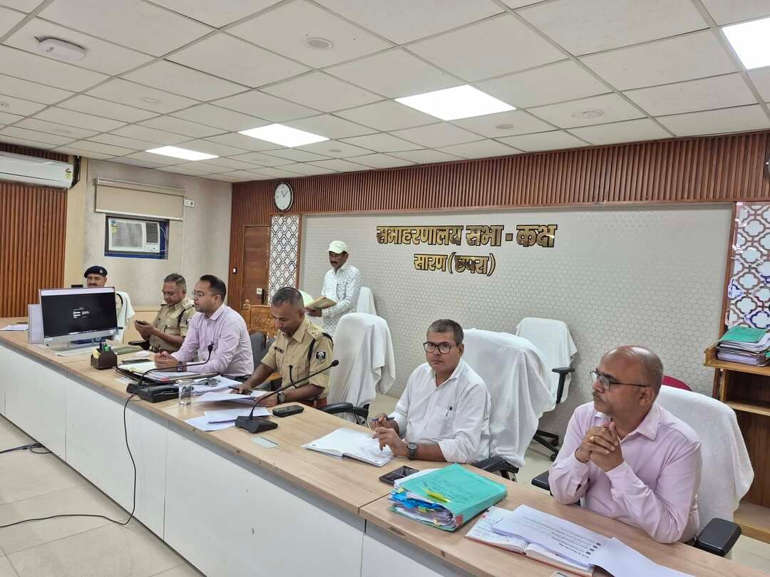 नशा कारोबार के हॉटस्पॉट चिन्हित कर जियो टैग लोकेशन सहित रिपोर्ट दें : जिला पदाधिकारी
सूचना संकलन, सप्लाई चेन की निगरानी एवं कार्रवाई पर विशेष जोर
छपरा 29 सितंबर 2026
आज जिला स्तरीय एनकौर्ड की बैठक की अध्यक्षता करते हुए जिला पदाधिकारी सारण श्री वैभव श्रीवास्तव ने जिले में नशा कारोबार एवं अन्य संवेदनशील मामलों की प्रभावी निगरानी को लेकर संबंधित अधिकारियों को कई महत्वपूर्ण निर्देश दिए।
नशा कारोबार के हॉटस्पॉट चिन्हित करने का निर्देश
जिला पदाधिकारी ने सभी पुलिस पदाधिकारियों को निर्देश दिया कि अपने-अपने क्षेत्र में नशे के कारोबार से जुड़े संभावित हॉटस्पॉट को चिन्हित करें। इनमें नशे के पेडलर्स की गतिविधियों वाले स्थान, सुनसान जगहें, मंदिरों के आसपास के क्षेत्र, चौक-चौराहे एवं अन्य ऐसे स्थान शामिल हैं, जहां नशीले पदार्थों के कारोबार अथवा संदिग्ध गतिविधियों की संभावना रहती है।
चिन्हित सभी हॉटस्पॉट की जियो टैग लोकेशन सहित रिपोर्ट एक सप्ताह के अंदर उपलब्ध कराने का निर्देश दिया गया।
जिला पदाधिकारी ने इस कार्य में पीडीएस डीलर्स एवं जीविका दीदियों को भी सक्रिय रूप से जोड़ने तथा उनके माध्यम से स्थानीय स्तर पर सूचना संकलन एवं संदिग्ध स्थानों की पहचान सुनिश्चित करने को कहा।
नशे की सप्लाई चेन पर विशेष निगरानी
जिला पदाधिकारी ने कहा कि नशीले पदार्थों की सप्लाई चेन के विभिन्न माध्यमों की पहचान जरूरी है। इसके लिए रेलवे थाना, जीआरपी एवं संबंधित पुलिस पदाधिकारियों के साथ समन्वय स्थापित कर बैठक करने तथा रेलवे के माध्यम से होने वाली संभावित आपूर्ति पर प्रभावी निगरानी सुनिश्चित करने का निर्देश दिया गया।
नशा मुक्ति केंद्र की व्यवस्था को सुदृढ़ करने का निर्देश
जिला पदाधिकारी ने जिले में नशा मुक्ति केंद्र की व्यवस्था को लेकर सिविल सर्जन को त्वरित कार्रवाई सुनिश्चित करने का निर्देश दिया। उन्होंने कहा कि गत बैठक में ही अस्पताल में नशा मुक्ति केंद्र के लिए स्थान चिन्हित करने तथा काउंसलिंग एवं मेडिकेशन के लिए डेडिकेटेड चिकित्सक की व्यवस्था सुनिश्चित करने का निर्देश दिया गया था। इस संबंध में अब तक की गई कार्रवाई की समीक्षा करते हुए आवश्यक कार्य शीघ्र पूरा करने को कहा गया।
साथ ही, जिला पदाधिकारी ने जिले में संचालित गैर लाइसेंसी नशा मुक्ति केंद्रों का स्वास्थ्य विभाग के स्तर से सर्वे एवं सत्यापन कराने का निर्देश दिया, ताकि इन केंद्रों में उपलब्ध सुविधाओं, चिकित्सकीय व्यवस्था एवं निर्धारित मानकों के अनुपालन की स्थिति की जानकारी प्राप्त की जा सके।
स्पिरिट एवं मादक पदार्थ कारोबारियों का डाटाबेस तैयार करने का निर्देश
पुलिस अधीक्षक सारण श्री रोशन कुमार ने सभी पुलिस पदाधिकारियों को स्पिरिट एवं अन्य मादक पदार्थों के कारोबार में संलिप्त अथवा संदिग्ध कारोबारियों की पहचान कर उनका विस्तृत विवरण संकलित करने का निर्देश दिया।
उन्होंने विशेष रूप से फोटो एल्बम तैयार करने, कारोबारियों के नाम-पता एवं मोबाइल नंबर का विवरण संकलित करने तथा उनके गोदामों को चिन्हित कर सत्यापन करने पर जोर दिया। कूरियर एजेंसियों के माध्यम से मादक पदार्थों की संभावित आपूर्ति की आशंका को देखते हुए संबंधित एजेंसियों एवं उनके गोदामों का भी आवश्यक सत्यापन करने का निर्देश दिया गया।
एसपी ने कहा कि प्रभावी कार्रवाई के लिए सूचना संकलन सबसे महत्वपूर्ण कड़ी है। उपलब्ध सूचनाओं का विश्लेषण कर टीम गठित करते हुए आवश्यक कार्रवाई सुनिश्चित की जाए। संबंधित पोर्टल से प्राप्त इनपुट का भी नियमित रूप से अवलोकन कर कार्रवाई करने का निर्देश दिया गया।
मद्यनिषेध मामलों में ट्रायल एवं विनष्टीकरण पर जोर
मद्यनिषेध से संबंधित मामलों में जब्त सामग्री के संबंध में न्यायालय से आवश्यक अनुमति, सैंपलिंग एवं अन्य निर्धारित प्रक्रियाओं को पूरा करते हुए विनष्टीकरण की कार्रवाई समयबद्ध रूप से सुनिश्चित करने का निर्देश दिया गया।
विद्यालयों के आसपास नशीले पदार्थों एवं संदिग्ध गतिविधियों पर रोक
एसएसपी श्री रौशन कुमार ने सभी पुलिस पदाधिकारियों को निर्देश दिया कि विद्यालयों के 500 मीटर के दायरे में ड्रग्स, गांजा, स्मैक अथवा अन्य मादक पदार्थों की बिक्री एवं संदिग्ध गतिविधियों पर विशेष निगरानी रखी जाए। विद्यालयों के आसपास किसी भी प्रकार की संदिग्ध गतिविधि नहीं होने देने के लिए आवश्यक कार्रवाई सुनिश्चित करने को कहा गया।
बैठक में पटना से जुड़े नारकोटिक्स एवं इंटेलिजेंस से संबंधित पदाधिकारियों द्वारा भी आवश्यक इनपुट साझा किए गए। प्राप्त सूचनाओं एवं सुझावों के आधार पर संबंधित पुलिस पदाधिकारियों को आवश्यक कार्रवाई के लिए निर्देशित किया गया।बैठक में संबंधित प्रशासनिक एवं पुलिस पदाधिकारी उपस्थित थे।