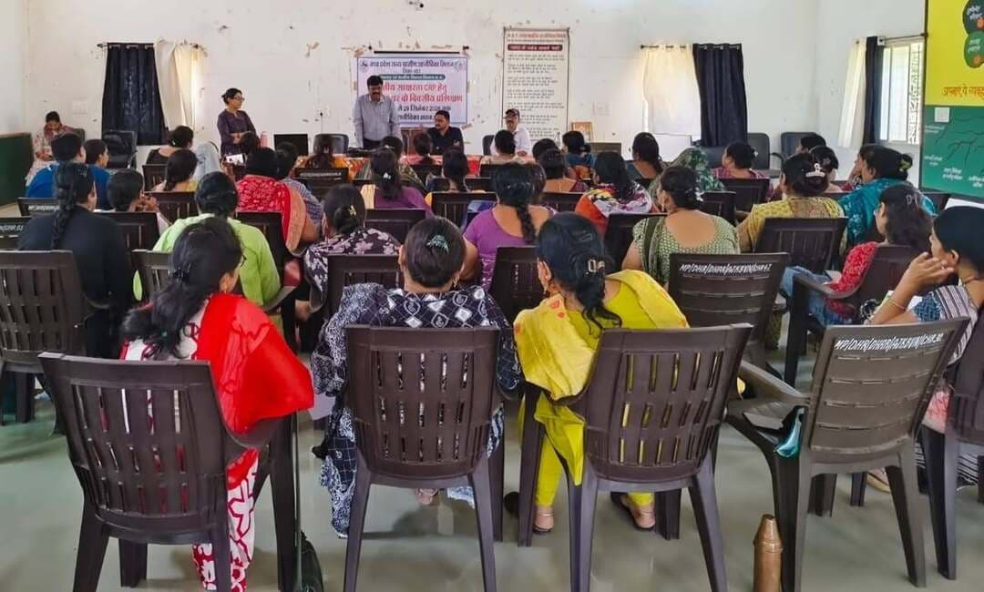 मध्यप्रदेश राज्य ग्रामीण आजीविका मिशन के अंतर्गत जिले के स्व-सहायता समूहों के सदस्यों को वित्तीय साक्षरता एवं सक्षम एप पर प्रविष्टि की जानकारी उपलब्ध कराने के उद्देश्य से वित्तीय साक्षरता सीआरपी के लिए दो दिवसीय प्रशिक्षण आयोजित किया गया। प्रशिक्षण में कुल 51 प्रतिभागियों ने सहभागिता की।
प्रशिक्षण में जिला प्रबंधक सूक्ष्म वित्त श्री प्रवीण सोलंकी एवं सहायक विकासखंड प्रबंधक विकासखंड धार श्रीमती आरती चौहान द्वारा प्रतिभागियों को वित्तीय साक्षरता से संबंधित विभिन्न विषयों की जानकारी दी गई। प्रशिक्षित वित्तीय साक्षरता सीआरपी द्वारा ग्राम स्तर पर स्व-सहायता समूह के सदस्यों को वित्तीय सेवाओं एवं योजनाओं की जानकारी प्रदान की जाएगी।
प्रशिक्षण के दौरान स्व-सहायता समूह के सदस्यों को नियमित बचत, बैंक खाते खुलवाने, विभिन्न प्रकार के बीमा, प्रधानमंत्री जीवन ज्योति बीमा योजना, प्रधानमंत्री सुरक्षा बीमा योजना, अटल पेंशन योजना, बैंक में एफडी कराने, बचत के नए तरीकों, डिजिटल लेन-देन तथा नगद रहित व्यवहार सहित विभिन्न वित्तीय विषयों की जानकारी दी गई। प्रशिक्षण को प्रभावी बनाने के लिए पीपीटी, कहानी, समूह चर्चा एवं खेल गतिविधियों का उपयोग किया गया।
कार्यक्रम में श्री बलराम बैरागी, एलडीएम धार द्वारा बैंकिंग एवं कियोस्क के माध्यम से वित्तीय साक्षरता के महत्व पर जानकारी दी गई। इंडिया पोस्ट पेमेंट्स बैंक की ब्रांच मैनेजर सुश्री कृतिका अरोड़ा द्वारा बैंक की विभिन्न योजनाओं एवं सेवाओं के संबंध में विस्तार से जानकारी दी गई। उन्होंने डाकघर में खाता खोलने, एफडी कराने, बीमा सेवाओं, अन्य बैंकों से राशि के लेन-देन तथा कियोस्क प्रारंभ करने की प्रक्रिया एवं आवश्यकताओं के बारे में बताया।
Jansampark Madhya Pradesh