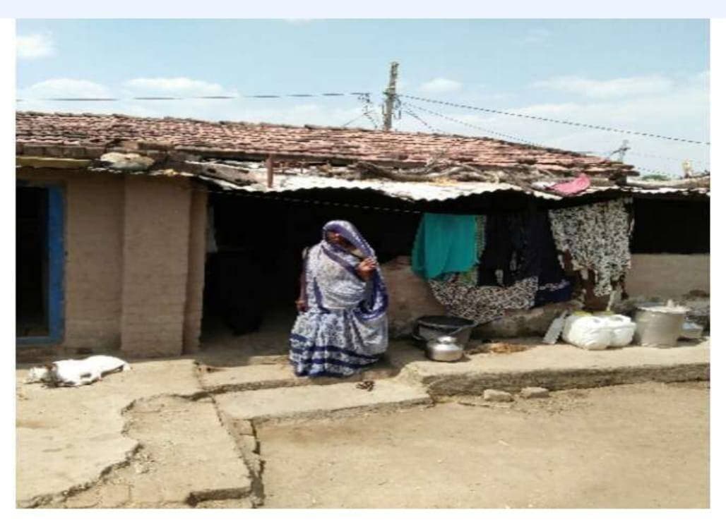 #सेवा_संकल्प_अभियान
-
कहानी बदलाव की
--
प्रधानमंत्री आवास योजना ने साकार किया पक्के घर का सपना
---
कच्चे मकान की परेशानियों से मिली मुक्ति, पक्का आशियाना पाकर खुशहाल हुआ पाडल्या का सोहन का परिवार
----
ग्राम पाडल्या निवासी श्री सोहन पिता थावरिया के लिए पक्का घर कभी एक सपना था। मजदूरी कर परिवार का भरण-पोषण करने वाले सोहन का परिवार लंबे समय से कच्चे मकान में रहने को मजबूर था। परिवार में पत्नी और दो बच्चे हैं। पत्नी गृहिणी हैं तथा दोनों बच्चे, जिनमें बड़ा बेटा 12 वर्ष और छोटी बेटी 10 वर्ष की है, स्कूल में अध्ययनरत हैं।
कच्चे मकान में रहने के दौरान सोहन और उनके परिवार को वर्षा ऋतु में सबसे अधिक परेशानी का सामना करना पड़ता था। छत से पानी का रिसाव होने के कारण परिवार को बारिश के दिनों में काफी दिक्कत होती थी। वर्षभर मकान की स्थिति के कारण परिवार को असुविधाओं के बीच जीवनयापन करना पड़ता था। मजदूरी से होने वाली सीमित आय में परिवार का भरण-पोषण ही प्राथमिकता थी, ऐसे में पक्का मकान बनाना उनके लिए आसान नहीं था।
सोहन ने अपने पक्के मकान के सपने को पूरा करने के लिए ग्राम पंचायत के माध्यम से प्रधानमंत्री आवास योजना (ग्रामीण) में अपना नाम दर्ज कराया। इसके बाद उनका नाम आवास प्लस सूची में शामिल हुआ। ग्राम पंचायत सचिव ने जब सोहन को प्रधानमंत्री आवास योजना (ग्रामीण) के अंतर्गत आवास स्वीकृति के लिए उनका नंबर आने की जानकारी दी, तो सोहन और उनका परिवार खुशी से भर गया। उन्हें सहसा विश्वास नहीं हो रहा था कि उनका पक्के घर का सपना अब सच होने जा रहा है।
सोहन ने बिना देर किए आवश्यक दस्तावेज ग्राम पंचायत में जमा कराए और अपना पंजीयन कराया। इसके बाद वर्ष 2024-25 में उनका आवास स्वीकृत हुआ। योजना के माध्यम से मिले सहयोग से उनके परिवार के पक्के मकान का निर्माण पूरा हुआ और आज सोहन अपने परिवार के साथ सुरक्षित एवं पक्के आशियाने में रह रहे हैं।
सोहन बताते हैं कि उन्होंने कभी सपने में भी नहीं सोचा था कि उनका अपना पक्का घर इतनी जल्दी बन पाएगा। प्रधानमंत्री आवास योजना (ग्रामीण) ने उनके इस सपने को साकार कर उनके परिवार को सुरक्षित और सम्मानजनक आवास उपलब्ध कराया है। पक्का मकान मिलने से परिवार को कच्चे घर की परेशानियों से मुक्ति मिली है और बच्चों के लिए भी बेहतर एवं सुरक्षित वातावरण मिला है।
अपने पक्के घर के सपने के साकार होने पर श्री सोहन एवं उनके परिवार ने प्रधानमंत्री श्री नरेन्द्र मोदी और मुख्यमंत्री डॉ. मोहन यादव के प्रति आभार व्यक्त किया है। सोहन का कहना है कि प्रधानमंत्री आवास योजना (ग्रामीण) उनके जैसे जरूरतमंद परिवारों के लिए केवल मकान नहीं, बल्कि सुरक्षित आशियाने और सम्मान के साथ जीवन जीने का आधार बनी है।
#SevaSankalpAbhiyan
Jansampark Madhya Pradesh