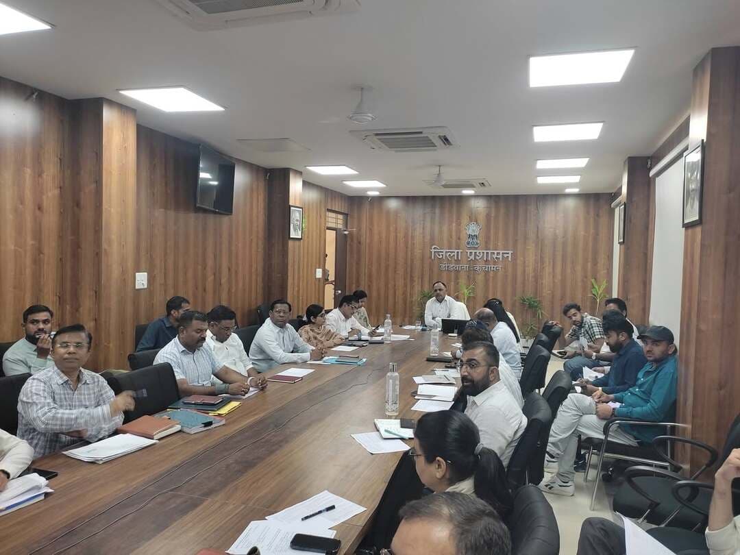 जिला सड़क सुरक्षा समिति की बैठक आयोजित, दुर्घटनाओं को रोकने दिए निर्देश
डीडवाना-कुचामन, 29 सितम्बर।
जिला सड़क सुरक्षा समिति की बैठक मंगलवार को अतिरिक्त जिला कलक्टर रतन कुमार की अध्यक्षता में कलक्ट्रेट सभागार में आयोजित हुई।
बैठक में जिले में सड़क दुर्घटनाओं की स्थिति, ब्लैक स्पॉट, राजमार्गों पर अतिक्रमण, सड़कों की मरम्मत सहित विभिन्न बिंदुओं की समीक्षा की गई।
अतिरिक्त जिला कलक्टर ने बैठक में निर्देश दिए कि जिले में चिह्नित किए गए सभी ब्लैक स्पॉट्स (दुर्घटना संभावित क्षेत्र) पर सुधारात्मक कार्य शुरू किया जाए। इन स्थानों पर आवश्यक संकेतक (साइन बोर्ड), स्पीड ब्रेकर और रिफ्लेक्टर लाइटें लगाना सुनिश्चित करें। उन्होंने पुलिस और परिवहन विभाग को संयुक्त रूप से विशेष चेकिंग अभियान चलाने, बिना हेलमेट,बिना सीट बेल्ट, ओवरस्पीडिंग,शराब पीकर वाहन चलाने और नाबालिगों द्वारा वाहन चलाने वालों के खिलाफ सख्त कार्रवाई की जाएगी करने तथा राजमार्गों से झाड़ियों व अतिक्रमण हटाने के निर्देश संबंधित अधिकारियों को दिये।
बैठक में उन्होंने दुर्घटनाओं के सही विश्लेषण और सटीक योजना के लिए iRAD सिस्टम पर सभी दुर्घटनाओं की समय पर और लाइव एंट्री करने के निर्देश दिए। साथ ही स्कूल-कॉलेजों के पास वाहनों की गति सीमा को नियंत्रित करने और विद्यार्थियों को यातायात नियमों के प्रति जागरूक करने के लिए शिक्षा विभाग को निर्देशित किया गया।
बैठक में अतिरिक्त पुलिस अधीक्षक हिमांशु शर्मा, सार्वजनिक निर्माण विभाग के अधीक्षण अभियंता फूल सिंह, जिला परिवहन अधिकारी सुप्रिया विश्नोई, रिडकोर के परियोजना प्रबंधक कैप्टन जितेंद्र सिंह,जिला शिक्षा अधिकारी अजीत सिंह सहित राष्ट्रीय राजमार्ग प्राधिकरण, नगर परिषद और संबंधित सड़क एजेन्सी के प्रतिनिधि मौजूद रहे।