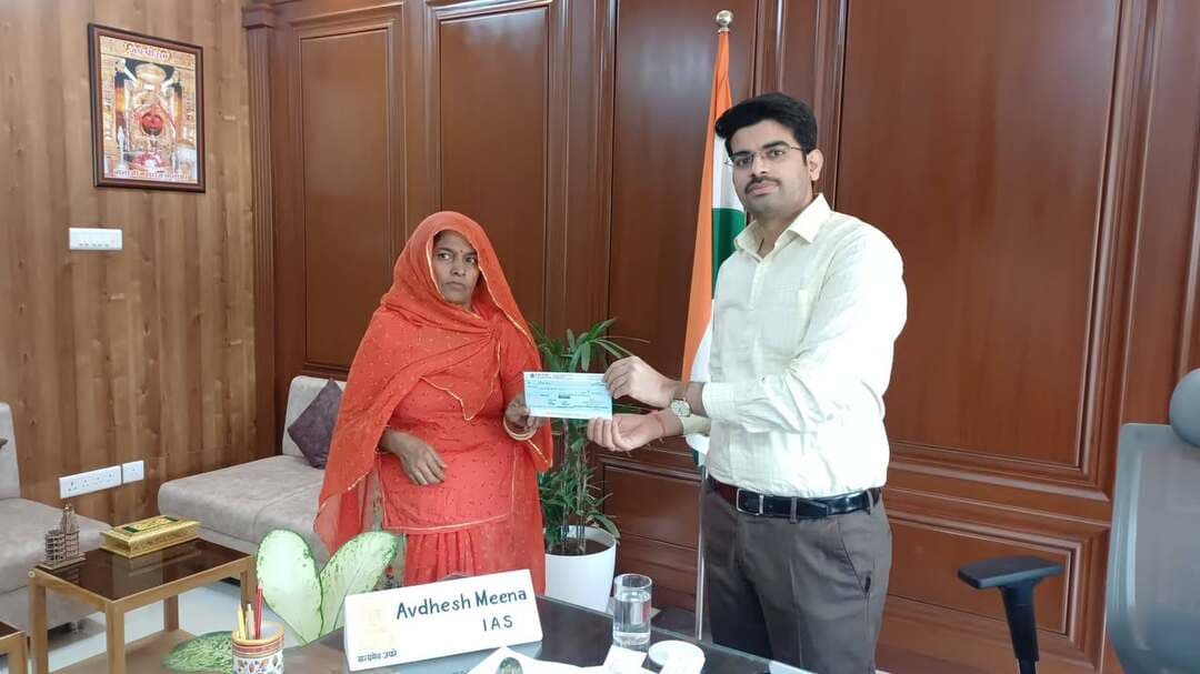 जिला कलक्टर ने सड़क दुर्घटना पीड़ितों के परिजनों को सौंपे मुख्यमंत्री सहायता कोष के चेक
डीडवाना-कुचामन, 29 सितम्बर । जिला कलक्टर अवधेश मीना ने मंगलवार को जिला कलक्ट्रेट कार्यालय में जिले में सड़क दुर्घटनाओं में जान गंवाने वाले पीड़ितों के आश्रितों और परिजनों को मुख्यमंत्री सहायता कोष से स्वीकृत सहायता राशि के चेक प्रदान किए।
उन्होंने नावां तहसील के हेमपुरा निवासी सुनीता एवं परबतसर के भवानी गांव निवासी ओम कंवर को एक - एक लाख रुपये की सहायता राशि के चेक प्रदान किये।
इस दौरान जिला कलक्टर ने पीड़ित परिवारों को ढांढस बंधाते हुए कहा कि राज्य सरकार इस दुख की घड़ी में उनके साथ है और परिवारों को समय पर संबल प्रदान करना प्रशासन की प्राथमिकता है। उन्होंने अधिकारियों को निर्देश दिए कि दुर्घटना सहायता के अन्य लंबित मामलों का भी त्वरित निस्तारण किया जाए ताकि पात्र परिवारों को जल्द राहत मिल सके।