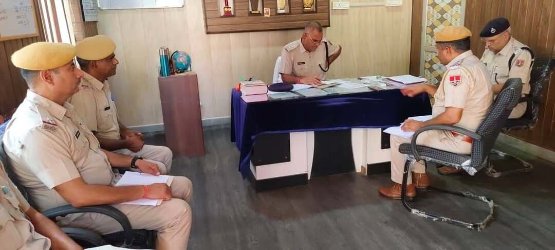 ▪️ *पुलिस अधीक्षक डॉ. प्यारे लाल शिवरान का जसवंतगढ़ एवं लाडनूं दौराः* जनसुनवाई, सीएलजी सदस्यों से संवाद एवं अनुसंधान अधिकारियों की बैठक के माध्यम से कानून-व्यवस्था, अपराध नियंत्रण एवं आमजन की समस्याओं की समीक्षा।
▪️*थाना जसवंतगढ़ में सीएलजी बैठक एवं जनसुनवाई आयोजित कर आमजन की समस्याएं सुनीं तथा मौके पर दिए आवश्यक दिशा-निर्देश।*
▪️*सीएलजी बैठक में क्षेत्र की कानून-व्यवस्था, अपराध नियंत्रण एवं आमजन की सुरक्षा से जुड़े विभिन्न विषयों पर हुई विस्तृत चर्चा।*
▪️*रोडवेज बसों के बाईपास से निकलने, स्कूल बसों में क्षमता से अधिक बच्चों को बैठाने तथा साइबर अपराध से संबंधित शिकायत सहित स्थानीय समस्याओं पर लिया संज्ञान।*
▪️*जनसुनवाई के दौरान परिवादियों की समस्याएं गंभीरता एवं संवेदनशीलता से सुनीं तथा संबंधित अधिकारियों को त्वरित, निष्पक्ष एवं नियमानुसार निस्तारण के निर्देश।*
▪️*थाना लाडनूं में अनुसंधान अधिकारियों की बैठक लेकर पुलिस मुख्यालय की मंशा के अनुरूप अनुसंधान की गुणवत्ता, लंबित प्रकरणों एवं प्रभावी पुलिसिंग को लेकर दिए आवश्यक दिशा-निर्देश*