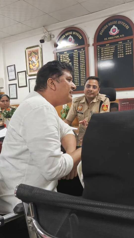 आम आदमी पार्टी के दिल्ली अध्यक्ष सौरभ भारद्वाज ने सोशल मीडिया पर वीडियो पोस्ट कर लिखा: दिल्ली पुलिस का पर्दाफाश
- 24 घंटे बीत जाने के बाद भी ACP निर्मल और SHO घनश्याम ने प्रवेश वर्मा द्वारा GenZ लड़के को थप्पड़ मारे जाने के मामले में बुनियादी जांच तक नहीं की है।
उन्होंने वह वीडियो अब तक नहीं देखा है जो पूरी दुनिया में वायरल हो चुका है।