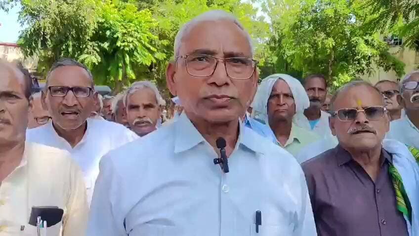 हमीरपुर में 12 सूत्रीय मांगों को लेकर पेंशनर्स का धरना, 8वें वेतन आयोग का लाभ देने की उठी मांग
हमीरपुर। सेवानिवृत्त कर्मचारी एवं पेंशनर्स एसोसिएशन ने 12 सूत्रीय मांगों को लेकर धरना-प्रदर्शन किया। प्रदर्शन के बाद पदाधिकारियों ने केंद्र और प्रदेश सरकार से लंबित मांगों का शीघ्र निस्तारण कराने की मांग करते हुए ज्ञापन सौंपा।
एसोसिएशन ने 8वें वेतन आयोग का लाभ पेंशनरों को देने और पेंशन व अन्य लाभों में महंगाई के अनुरूप संशोधन की मांग की। प्रदर्शनकारियों ने चेतावनी दी कि मांगों का जल्द समाधान नहीं हुआ तो आंदोलन को और तेज किया जाएगा।
#Hamirpur #HamirpurNews #HamirpurTimesNews #Pensioners #PensionersAssociation #8thPayCommission #8thPayCommissionNews #Pension #PensionDemand #EmployeesProtest #RetiredEmployees #PensionersProtest #UPNews #UttarPradesh #BreakingNews #HamirpurBreaking #HindiNews #LocalNews #UPNewsUpdate