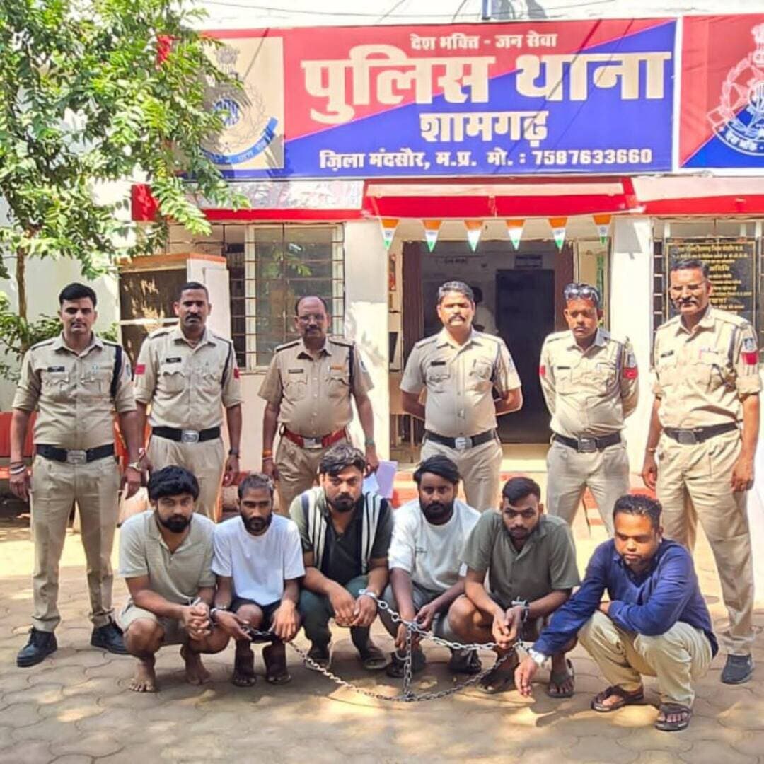 *एनआरआई बनकर शादी का झांसा, विदेशी गिफ्ट और कस्टम ड्यूटी के नाम पर साढ़े 7 लाख की ठगी*
💥💥💥💥
(कैलाश विश्वकर्मा)
🔴🔴🔴🔴🔴🔴🔴
*शामगढ़ पुलिस ने अंतरराज्यीय साइबर गिरोह का किया पर्दाफाश, मुख्य सरगना सहित छह आरोपी गिरफ्तार*
💥💥💥💥💥💥💥
मेट्रिमोनियल वेबसाइट पर शादी का रिश्ता तलाश रही शामगढ़ क्षेत्र की एक महिला को साइबर ठगों ने एनआरआई बनकर अपने जाल में फंसाया। नकली फोटो, कथित परिजनों से व्हाट्सऐप पर बातचीत और शादी का भरोसा दिलाने के बाद ठगों ने विदेश से महंगा गिफ्ट भेजने की कहानी रची। इसके बाद कस्टम ड्यूटी, प्रोसेसिंग फीस और पार्सल छुड़ाने के नाम पर महिला से अलग-अलग बैंक खातों में करीब साढ़े 7 लाख रुपये जमा करवा लिए। शिकायत के बाद मंदसौर पुलिस ने मामले की तह तक पहुंचते हुए अंतरराज्यीय साइबर ठगी गिरोह का पर्दाफाश किया है।
पुलिस के अनुसार प्रारंभिक जांच में गिरोह द्वारा देश के अलग-अलग हिस्सों में बैठकर 100 से अधिक साइबर घटनाओं को अंजाम देने तथा 11 करोड़ रुपये से अधिक की ठगी किए जाने की जानकारी सामने आई है। गिरोह के तार अंतरराष्ट्रीय स्तर तक जुड़े होने की बात भी जांच में सामने आई है। ठगी के लिए 150 से अधिक म्यूल बैंक खातों और मोबाइल सिम का इस्तेमाल किया गया।
*शादी के भरोसे से ठगी तक*
आलमगढ़ निवासी पीड़िता ने मेट्रिमोनियल वेबसाइट पर अपना प्रोफाइल अपडेट किया था। इसी दौरान आरोपी ने उससे संपर्क किया और खुद को एनआरआई बताया। बातचीत के दौरान आरोपी ने नकली फोटो भेजे तथा कथित परिजनों से व्हाट्सऐप पर बातचीत करवाकर शादी का भरोसा कायम किया।
जब पीड़िता पूरी तरह विश्वास में आ गई तो उसे बताया गया कि विदेश से उसके लिए महंगा गिफ्ट भेजा गया है। इसके बाद गिफ्ट कस्टम विभाग में पकड़े जाने की बात कहकर कभी कस्टम ड्यूटी, कभी प्रोसेसिंग फीस और कभी पार्सल छुड़ाने के नाम पर रकम मांगी गई। आरोपी कस्टम अधिकारी बनकर फोन भी करते थे। लगातार दबाव और डर के बीच पीड़िता ने अलग-अलग बैंक खातों में करीब साढ़े 7 लाख रुपये ट्रांसफर कर दिए।
*शिकायत से खुली गिरोह की परतें*
ठगी का एहसास होने के बाद पीड़िता ने मंदसौर पुलिस अधीक्षक विनोद कुमार मीना के समक्ष शिकायत प्रस्तुत की। मामले में थाना शामगढ़ पर अपराध क्रमांक 282/26, धारा 318(4) बीएनएस के तहत प्रकरण दर्ज कर जांच शुरू की गई।
एसपी के निर्देश पर अतिरिक्त पुलिस अधीक्षक गरोठ रामस्नेही मिश्र और *एसडीओपी सीतामऊ दिनेश प्रजापति के मार्गदर्शन में थाना प्रभारी शामगढ़ उपनिरीक्षक कपिल सौराष्ट्रीय* के नेतृत्व में साइबर सेल और थाना पुलिस की संयुक्त विशेष टीम गठित की गई।
*डेढ़ माह तक तकनीकी जांच, 15 दिन राज्यों में तलाश*
विशेष टीम ने करीब डेढ़ से दो माह तक मामले से जुड़े तकनीकी साक्ष्यों का बारीकी से विश्लेषण किया। मोबाइल नंबर, बैंक खातों और अन्य तकनीकी तथ्यों की कड़ियां जोड़ते हुए आरोपियों की पहचान की गई। इसके बाद पुलिस टीम ने करीब 15 दिन तक अलग-अलग राज्यों में रहकर आरोपियों की तलाश की।
तकनीकी साक्ष्यों के आधार पर राजस्थान के जयपुर में दबिश देकर आरोपियों को गिरफ्तार किया गया। पूछताछ में सामने आए तथ्यों के आधार पर पुलिस बिहार के अरवल जिले तक पहुंची और गिरोह के एक अन्य सदस्य को भी अभिरक्षा में लिया। पुलिस ने मुख्य सरगना सहित कुल छह आरोपियों को गिरफ्तार किया है।
*अलग-अलग टीम, अलग-अलग जिम्मेदारी*
पुलिस जांच में सामने आया कि गिरोह में हर सदस्य को अलग जिम्मेदारी दी गई थी। एक टीम म्यूल बैंक खाते और मोबाइल सिम उपलब्ध कराती थी। बड़ी संख्या में मोबाइल सिम आगरा, फिरोजाबाद, दिल्ली और बिहार से प्राप्त किए गए थे। कुछ सिम और बैंक खाते भोपाल से भी लिए गए थे।
दूसरी टीम अलग-अलग राज्यों में ठिकाने बनाकर रहती थी। समय-समय पर ठिकाने बदल दिए जाते थे। इस टीम का काम ठगी की रकम निकालना और उसे सीडीएम खातों में जमा करना था। गिरोह का मुख्य व्यक्ति अलग-अलग खातों में जमा रकम की जानकारी रखता था और सदस्यों को रकम निकालने तथा दूसरे खातों में जमा करने के निर्देश देता था।
*खाता फ्रीज होते ही मोबाइल और सिम नष्ट*
गिरोह के सदस्य साइबर ठगी में इस्तेमाल किए जाने वाले मोबाइल, सिम और बैंक खातों का निजी कार्य में इस्तेमाल नहीं करते थे। जैसे ही कोई बैंक खाता फ्रीज होता, मोबाइल फोन, सिम, पासबुक और एटीएम कार्ड नष्ट कर दिए जाते थे। इसके बाद अगले अपराध के लिए नए मोबाइल, सिम और बैंक खाते हासिल किए जाते थे।
पुलिस के अनुसार प्रत्येक मोबाइल फोन के पीछे एक स्लिप रखी जाती थी, जिसमें संबंधित व्यक्ति का नाम और बैंक खाता नंबर लिखा होता था। एक मोबाइल और सिम का इस्तेमाल एक ही मामले में किया जाता था तथा दूसरे मामले के लिए नया सेटअप तैयार किया जाता था।
*22 मोबाइल, 30 सिम और 5 एटीएम जब्त*
पुलिस ने आरोपियों के कब्जे से 22 एंड्रॉयड मोबाइल फोन, अलग-अलग व्यक्तियों के नाम पर पंजीकृत 30 मोबाइल सिम और 5 एटीएम कार्ड जब्त किए हैं। इसके अलावा विभिन्न बैंक खातों में जमा 8 लाख रुपये से अधिक की राशि को फ्रीज कराया गया है। पुलिस के अनुसार न्यायालयीन प्रक्रिया के बाद वैधानिक प्रावधानों के तहत राशि पीड़ित को वापस दिलाने की कार्रवाई की जाएगी।
*छह आरोपी गिरफ्तार*
गिरफ्तार आरोपियों में त्रिलोकी कुमार उम्र 26 वर्ष, शिवम गुप्ता उम्र 25 वर्ष, बबलू कुशवाह उम्र 25 वर्ष, गुंजन गुप्ता उम्र 29 वर्ष और शशि कुमार उम्र 24 वर्ष, सभी निवासी भेलाही, जिला पूर्वी चंपारण, बिहार तथा टोनी कुमार उम्र 34 वर्ष निवासी छपिया, गोपालगंज, बिहार शामिल हैं।
*विशेष टीम की कार्रवाई*
कार्रवाई में उपनिरीक्षक कपिल सौराष्ट्रीय, उपनिरीक्षक शैलेंद्र सिंह कनेश, उपनिरीक्षक ओपी राठौर, साइबर सेल प्रभारी उपनिरीक्षक सत्येंद्र सैनी, प्रधान आरक्षक आशीष बैरागी, प्रधान आरक्षक मुजफ्फर, आरक्षक मनीष बघेल, आरक्षक हरिओम मालवीय, प्रधान आरक्षक अर्जुन सिंह राठौर, आरक्षक हीरालाल यादव, आरक्षक इरफान खान, आरक्षक धर्मेश बैरागी, आरक्षक विशाल सिंह, आरक्षक प्रेम सिंह रावत एवं महिला आरक्षक रेखा भाटी की भूमिका रही।
*पुलिस की अपील*
मंदसौर पुलिस ने आमजन से अपील की है कि मेट्रिमोनियल साइट या सोशल मीडिया पर अनजान व्यक्ति से संपर्क होने पर सावधानी बरतें। किसी भी अनजान लिंक पर क्लिक न करें। ऑनलाइन ट्रेडिंग या लुभावने ऑफर के नाम पर भेजे गए झांसे में न आएं और पिन, ओटीपी, पासवर्ड जैसी गोपनीय जानकारी किसी के साथ साझा न करें।
साइबर ठगी होने पर तत्काल 1930 साइबर क्राइम हेल्पलाइन पर शिकायत करें या साइबर क्राइम पोर्टल पर शिकायत दर्ज कराएं।