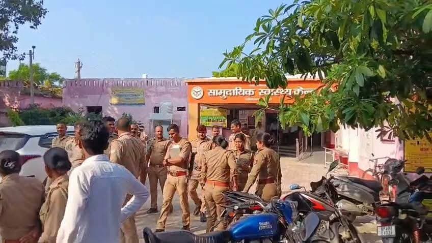 🚨 बलरामपुर: उतरौला-बलरामपुर मार्ग पर भीषण सड़क हादसा, पति-पत्नी की दर्दनाक मौत🚨
बाइक और चार पहिया वाहन की आमने-सामने जोरदार भिड़ंत, तीन लोग गंभीर घायल!
उतरौला/बलरामपुर। उतरौला-बलरामपुर मार्ग पर मंगलवार को एक दर्दनाक सड़क हादसे में बाइक सवार पति-पत्नी की मौके पर ही मौत हो गई। हादसे में तीन अन्य लोग गंभीर रूप से घायल बताए जा रहे हैं। सभी घायलों को प्राथमिक उपचार के बाद गंभीर हालत में जिला अस्पताल रेफर किया गया है।
जानकारी के मुताबिक हादसा अक्सी बढ़हरा गांव के पास नवाब भट्ठे के सामने हुआ। यहां बाइक और चार पहिया वाहन की आमने-सामने जोरदार टक्कर हो गई। टक्कर इतनी भीषण थी कि बाइक सवार पति-पत्नी की घटनास्थल पर ही मौत हो गई।
दोनों मृतक ग्राम पचौथा के निवासी बताए जा रहे हैं। हादसे की खबर मिलते ही परिजनों में कोहराम मच गया। गांव में मातम का माहौल है। घटनास्थल पर बड़ी संख्या में ग्रामीणों की भीड़ जुट गई।
सूचना पर कोतवाली उतरौला पुलिस मौके पर पहुंची और घायलों को अस्पताल पहुंचाने की व्यवस्था की। पुलिस ने हादसे की जांच शुरू कर दी है।
#बलरामपुर #उतरौला #सड़क_हादसा #RoadAccident #ब्रेकिंग_न्यूज #पति_पत्नी_की_मौत #दुर्घटना #उत्तरप्रदेश #उतरौला_बलरामपुर_मार्ग #पचौथा #कोतवाली_उतरौला #घायल #जिला_अस्पताल #BalrampurNews #UtraulaNews