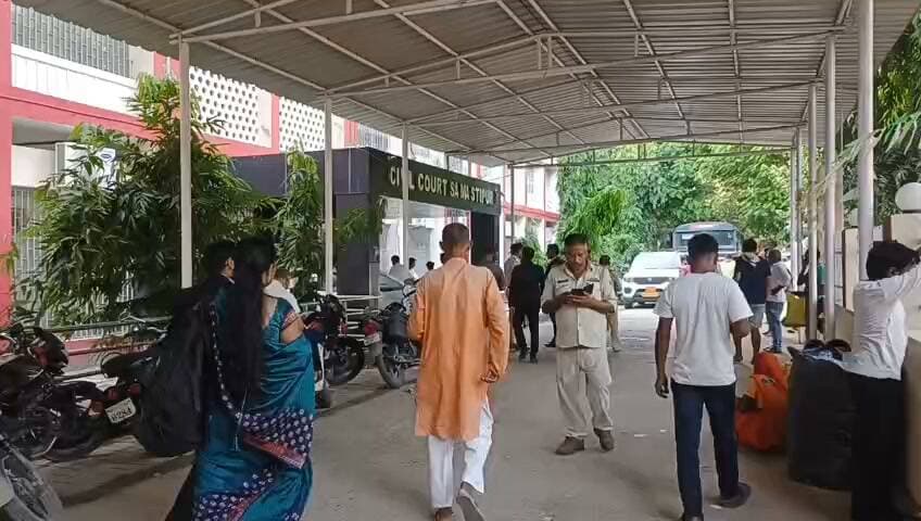 नेहा झा को कैसे मिली बेल ? वकील ने क्या दी दलील
समस्तीपुर रेलवे स्टेशन पर स्वतंत्रता सेनानी एक्सप्रेस के एसी कोच से भारी मात्रा में विदेशी शराब के साथ पकड़ी गई युवती नेहा झा को अदालत से राहत मिल गई है.