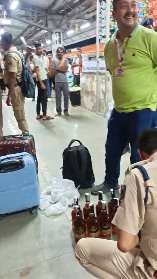 नेहा झा को कैसे मिली बेल ? वकील ने क्या दी दलील
समस्तीपुर रेलवे स्टेशन पर स्वतंत्रता सेनानी एक्सप्रेस के एसी कोच से भारी मात्रा में विदेशी शराब के साथ पकड़ी गई युवती नेहा झा को अदालत से राहत मिल गई है.