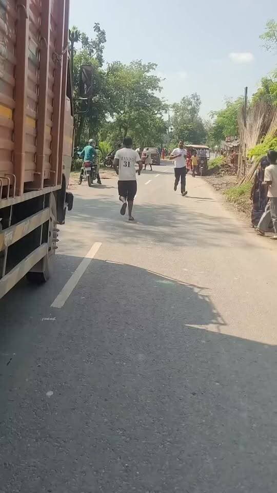 आज सुपौल के भीमपुर थाना अंतर्गत बेलागंज-जीवछपुर में दिनदहाड़े एक युवक का अपहरण कर लिया गया। ग्रामीणों ने जब अपहरणकर्ताओं का पीछा किया तो उन्होंने फायरिंग कर दी। घटनास्थल से खोखा बरामद हुआ है। फिलहाल पुलिस मामले की जांच में जुटी है।
आखिर बिहार में अपराधियों के हौसले इतने बुलंद क्यों हैं? क्या आम आदमी अब अपने ही घर में सुरक्षित नहीं है?
प्रशासन से मांग करता हूं कि मामले की निष्पक्ष जांच कर दोषियों के खिलाफ सख्त कानूनी कार्रवाई की जाए और उन्हें जल्द से जल्द गिरफ्तार कर सलाखों के पीछे भेजा जाए। साथ ही अपहृत युवक की सकुशल बरामदगी सुनिश्चित की जाए।
