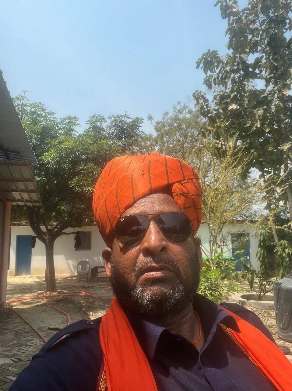 मऊ में स्थायी एनसीसी बटालियन की उठी मांग, युवाओं के भविष्य और सैन्य प्रशिक्षण को मिलेगा नया आधार
एनसीसी से युवाओं में अनुशासन, राष्ट्रप्रेम और नेतृत्व क्षमता का विकास - पूर्व सैनिक सभाजीत सिंह ने जनप्रतिनिधियों से की पहल की अपील
मऊ, जिले में युवाओं को बेहतर सैन्य प्रशिक्षण और एनसीसी की सुविधाएं स्थानीय स्तर पर उपलब्ध कराने के लिए स्थायी एनसीसी बटालियन की स्थापना की मांग उठने लगी है। पूर्व सैनिक एवं स्थानीय स्तर पर एनसीसी इंस्ट्रक्टर के रूप में कार्य कर चुके सभाजीत सिंह का कहना है कि मऊ में अपनी एनसीसी बटालियन होने से जिले के सीबीएसई सहित विभिन्न बोर्डों के विद्यालयों के छात्र-छात्राओं को इसका सीधा लाभ मिल सकेगा।
सभाजीत सिंह के अनुसार, एनसीसी केवल सैन्य प्रशिक्षण तक सीमित नहीं है, बल्कि यह विद्यार्थियों में अनुशासन, राष्ट्रप्रेम, नेतृत्व क्षमता और सामाजिक जिम्मेदारी की भावना विकसित करने का माध्यम है। छात्र जीवन से ही सैन्य प्रशिक्षण मिलने से युवाओं को अनुशासित जीवन जीने और समाज के प्रति अपनी जिम्मेदारियों को समझने का अवसर मिलता है।
उन्होंने बताया कि एनसीसी के ‘सी’ सर्टिफिकेट प्राप्त युवाओं के लिए सेना में भर्ती के कुछ निर्धारित अवसरों पर लिखित परीक्षा के स्थान पर सीधे साक्षात्कार की व्यवस्था का लाभ मिलता है। इसी तरह ‘बी’ और ‘सी’ सर्टिफिकेट धारकों को कुछ पुलिस, सीआरपीएफ और अन्य भर्ती प्रक्रियाओं में निर्धारित नियमों के तहत अतिरिक्त लाभ अथवा वेटेज भी मिल सकता है।
उन्होंने कहा कि एनसीसी कैडेट्स को थल सेना, वायु सेना और नौसेना से जुड़े प्रशिक्षण एवं शिविरों में भाग लेने का अवसर मिलता है। इससे युवाओं को तीनों सेनाओं की कार्यप्रणाली और सैन्य जीवन को करीब से समझने का अनुभव प्राप्त होता है।
सभाजीत सिंह ने कहा कि किसी आपातकालीन अथवा राष्ट्रीय आवश्यकता की स्थिति में प्रशिक्षित युवाओं का अनुभव और प्रशिक्षण उपयोगी साबित हो सकता है। उन्होंने कहा कि बलिया जैसे जिले में दो एनसीसी के बटालियन तथा गाजीपुर में एक एनसीसी का बटालियन स्थापित है, वही मऊ को दूसरे जनपदों के भरोसे रहना पड़ता है इसलिए मऊ में स्थायी एनसीसी बटालियन की स्थापना जिले के युवाओं को स्थानीय स्तर पर प्रशिक्षण और अवसर उपलब्ध कराने की दिशा में महत्वपूर्ण कदम होगी।
उन्होंने जिले के जनप्रतिनिधियों, स्थानीय नेताओं और मंत्रियों से मऊ के लिए स्थायी एनसीसी बटालियन की मांग को गंभीरता से उठाने की अपील की है, ताकि जिले के अधिक से अधिक युवाओं को एनसीसी प्रशिक्षण का लाभ मिल सके।
30 सितंबर को एसपी कार्यालय के पीछे कम्युनिटी हाल में जिले में नगरी निकाय और ऊर्जा मंत्री एके शर्मा पूर्व सैनिकों के कार्यक्रम में भाग लेंगे जिसमें वीर नारियों, वरिष्ठ और दिव्यांग पूर्व सैनिकों का सम्मान किया जायेगा।
गूंजेगा सैनिक सम्मान का स्वर, वीर नारियों और दिव्यांग पूर्व सैनिक होंगे सम्मानित। सैनिक संगठन रखेगा कैंटीन, चिकित्सा सुविधा और एनसीसी की स्थापना की मांग।
