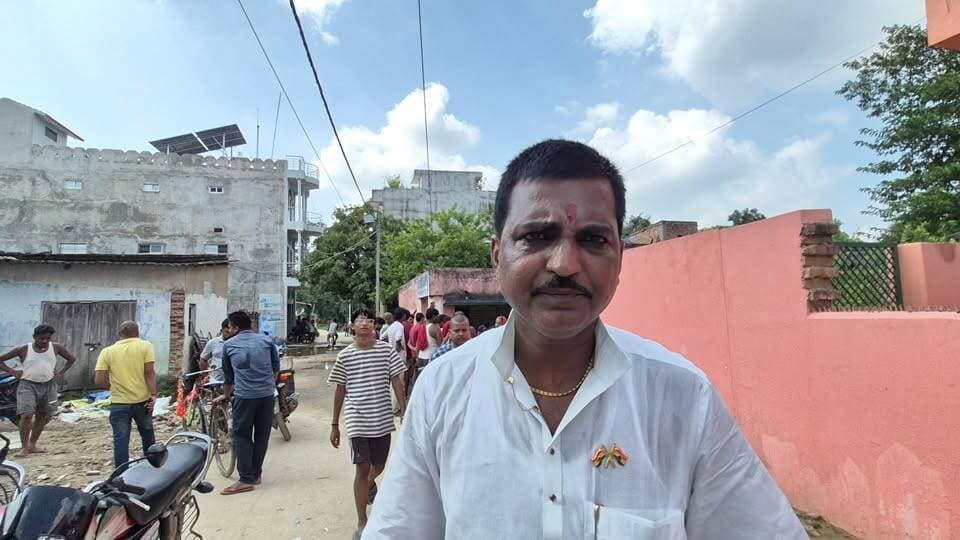 अरेर हाट के प्राथमिक विद्यालय जलमग्न होने के बाद धरने पर बैठे छात्र व ग्रामीण, मौके पर पहुंचे जदयू प्रखंड अध्यक्ष प्रदीप झा बासु ने समस्या को रखा प्रशासन तक... आगे क्या होगा!