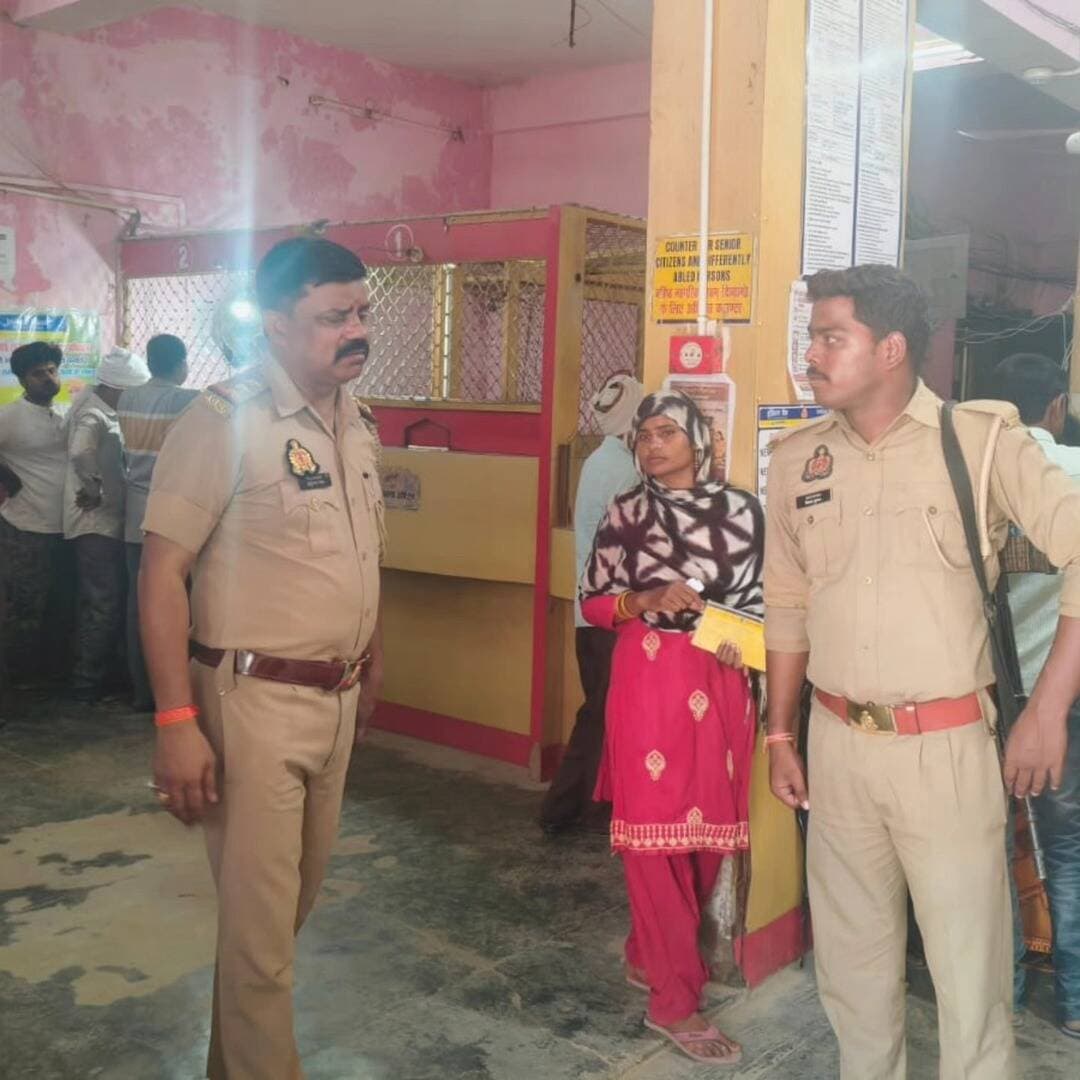 #Balrampur ! बैंकों, डाकघरों व वित्तीय संस्थानों में पुलिस का सघन चेकिंग अभियान, सीसीटीवी और फायर अलार्म जांचे; साइबर सुरक्षा का दिया संदेश...
#बलरामपुर। जनपद में वित्तीय संस्थानों की सुरक्षा पुख्ता करने तथा आम जनमानस को साइबर अपराधों से सुरक्षित रखने के उद्देश्य से बलरामपुर पुलिस ने विशेष चेकिंग अभियान चलाया। पुलिस अधीक्षक मार्तण्ड प्रकाश सिंह के निर्देशानुसार मंगलवार को जिले भर के सभी बैंकों, डाकघरों, जनसेवा केंद्रों और प्रमुख वित्तीय संस्थानों में सुरक्षा उपकरणों, संदिग्ध व्यक्तियों एवं वाहनों की गहन जांच-पड़ताल की गई।
अभियान के दौरान समस्त प्रभारी निरीक्षकों, थानाध्यक्षों, चौकी प्रभारियों और 'मिशन शक्ति' टीम ने अपने-अपने थाना क्षेत्रों में स्थित बैंक परिसरों व उनके आसपास के इलाकों में सघन तलाशी ली। पुलिस अधिकारियों ने बैंक प्रबंधकों और कर्मचारियों से बातचीत कर सुरक्षा व्यवस्था का जायजा लिया। इस दौरान सीसीटीवी कैमरों की कार्यप्रणाली, इमरजेंसी सायरन और फायर अलार्म जैसे उपकरणों की भौतिक जांच की गई, ताकि किसी भी आपात स्थिति में सुरक्षा में कोई चूक न रहे।
परिसर में मौजूद ग्राहकों और आम लोगों को साइबर फ्रॉड से बचाव के तरीकों के प्रति जागरूक किया गया। पुलिस अधिकारियों ने बताया कि किसी भी अनजान व्यक्ति के साथ अपना ओटीपी, बैंक विवरण या पिन साझा न करें। वहीं, बैंक ड्यूटी पर तैनात पुलिसकर्मियों को मुस्तैद रहने और हर संदिग्ध गतिविधि पर पैनी नजर रखते हुए तत्काल कार्रवाई करने के कड़े निर्देश दिए गए।
#balrampurpolice