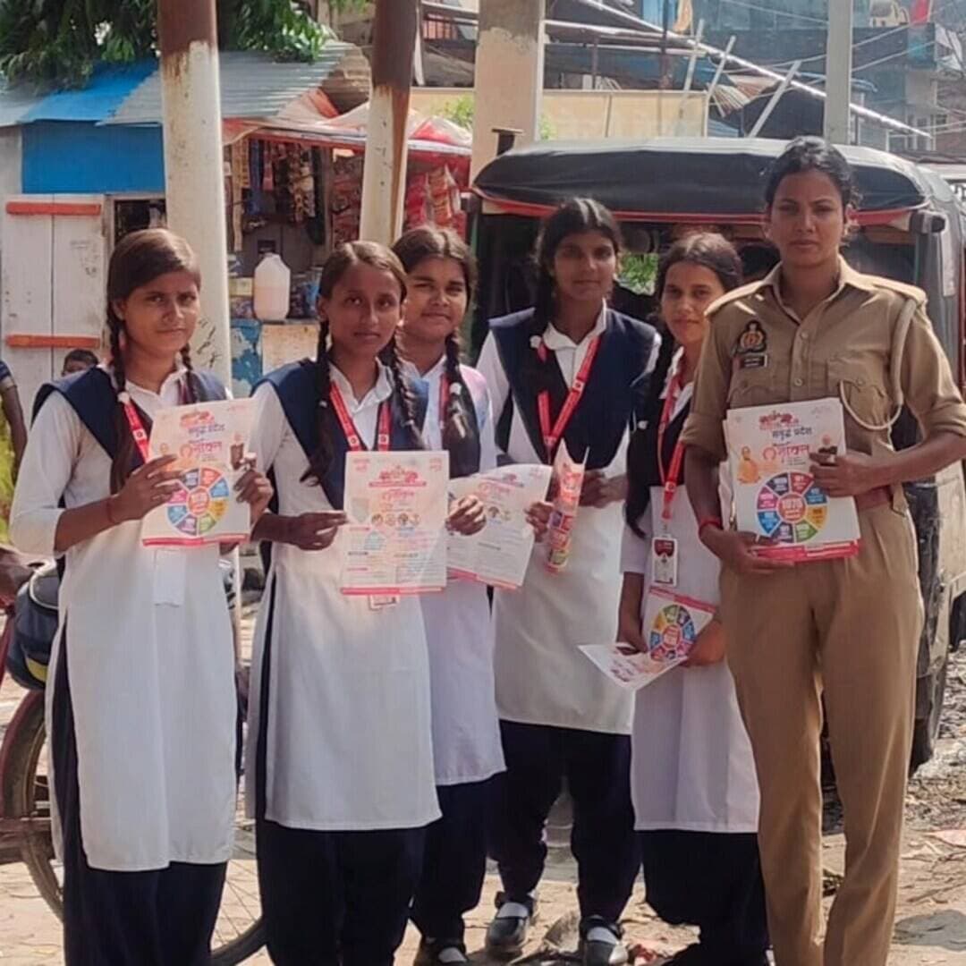 #बलरामपुर पुलिस ने महिलाओं और बालिकाओं को सुरक्षा, अधिकारों व आपातकालीन नंबरों के प्रति किया जागरूक...
#बलरामपुर। पुलिस अधीक्षक मार्तण्ड प्रकाश सिंह के निर्देशन और अपर पुलिस अधीक्षक (मिशन शक्ति नोडल प्रभारी) विशाल पाण्डेय के पर्यवेक्षण में मंगलवार को जनपद के सभी थाना क्षेत्रों में 'मिशन शक्ति' अभियान के तहत विशेष जनजागरूकता कार्यक्रम आयोजित किया गया। अभियान के दौरान पुलिस टीमों ने गांवों, कस्बों और विद्यालयों में पहुंचकर महिलाओं और बालिकाओं को सुरक्षा, उनके कानूनी अधिकारों तथा जनकल्याणकारी योजनाओं की विस्तृत जानकारी दी।
कार्यक्रम में मिशन शक्ति टीमों ने महिलाओं की समस्याओं को ध्यानपूर्वक सुना और उनके त्वरित व प्रभावी निस्तारण का आश्वासन दिया। इस दौरान घरेलू हिंसा, दहेज प्रथा, बाल विवाह, साइबर अपराध (डिजिटल अरेस्ट), 'गुड टच-बैड टच' और महिला अधिकारों से जुड़े विभिन्न कानूनी प्रावधानों पर प्रकाश डाला गया। पुलिस अधिकारियों ने दहेज प्रथा और बाल विवाह को सामाजिक कुरीति व दंडनीय अपराध बताते हुए इसके खिलाफ जागरूक रहने का आह्वान किया।
महिलाओं को आपात स्थिति में तत्काल सहायता प्राप्त करने के लिए हेल्पलाइन नंबरों— 1090 (वूमेन पावर लाइन), 112 (पुलिस आपातकालीन सेवा), 1098 (चाइल्ड हेल्पलाइन), 181 (महिला हेल्पलाइन), 1930 (साइबर हेल्पलाइन), 1076 (मुख्यमंत्री हेल्पलाइन) तथा 102/108 (स्वास्थ्य व एम्बुलेंस सेवा) के उपयोग के बारे में विस्तार से बताया गया।
इसके साथ ही, थाना स्तर पर संचालित 'मिशन शक्ति केंद्र' और 'परिवार परामर्श केंद्र' की कार्यप्रणाली की जानकारी देते हुए जागरूकता पैंपलेट वितरित किए गए। बलरामपुर पुलिस ने दोहराया कि महिलाओं व बालिकाओं की सुरक्षा, सम्मान और सशक्तिकरण के लिए जिला पुलिस पूरी तरह प्रतिबद्ध है और यह अभियान निरंतर जारी रहेगा।
#balrampurpolice #Balrampur