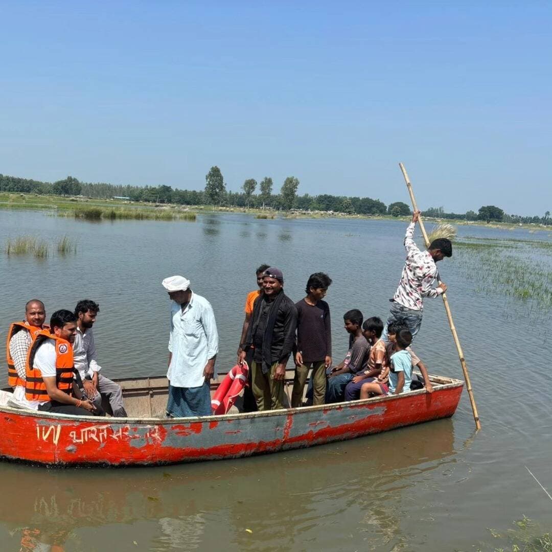 #Balrampur ! #राप्ती_का_तांडव: #उतरौला के दर्जनों गांवों में घुसा बाढ़ का पानी, सैकड़ों एकड़ फसलें तबाह; राहत की गुहार...
#उतरौला (#बलरामपुर)
उतरौला तहसील क्षेत्र में राप्ती नदी के उफान ने भीषण तबाही मचा रखी है। सोमवार रात नदी का जलस्तर अचानक बढ़ने से क्षेत्र के दर्जनों गांव और संपर्क मार्ग पूरी तरह जलमग्न हो गए हैं। बाढ़ के पानी ने किसानों की सैकड़ों एकड़ में खड़ी धान, गन्ना और सब्जियों की फसलों को पूरी तरह बर्बाद कर दिया है, जिससे ग्रामीणों के सामने जीवनयापन का संकट खड़ा हो गया है।
दर्जनों गांव बने टापू, रास्ते बंद
नदी के तटीय इलाकों से बाहर निकले पानी ने ग्राम नंदौरी, भरवलिया, लालनगर, बिरदा बनिया भारी, बौड़िहार, बांक भवानीपुर, रसूलाबाद, टेढ़वा तप्पा बांक, गोनकट, हसनगढ़, डुढ़ुहिया, मस्जिदिया, कंचनपुर, गोवर्धनपुर, परसौना, चिचुहड़ी सहागियां, हासिम पारा, छितरपारा, पाला पाली, मटयरिया कर्मा, मिलौली, बाघाजोत, मोहनजोत, अल्लीपुर बुजुर्ग, बभन पुरवा, महुआ धनी, बरायल, कटरा, बारम, फत्तेपुर, रुस्तम नगर, कोहिनिया, उपरौहौला, कर्मा, पिपरा एकडंगा, रसूलपुर, राजापुर, पनवापुर समेत दर्जनों गांवों को अपनी चपेट में ले लिया है। गांव से शहर को जोड़ने वाले मुख्य मार्ग डूब चुके हैं, जिससे आवागमन पूरी तरह ठप हो गया है।
भोजन, पानी और मवेशियों के चारे का संकट
बाढ़ से घिरे इलाकों में पेयजल और भोजन की भारी किल्लत हो गई है। हैंडपंपों में गंदा पानी आने से साफ पानी मिलना मुश्किल हो गया है, वहीं मवेशियों के लिए सूखे चारे का गंभीर संकट पैदा हो गया है। इसके अलावा जलजमाव के कारण क्षेत्र में संक्रामक बीमारियों के फैलने का खतरा भी मंडराने लगा है।
प्रशासन से मुआवजे और राहत सामग्री की मांग
बाढ़ की विभीषिका झेल रहे ग्रामीणों ने जिला प्रशासन से तत्काल राहत सामग्री वितरित करने, स्वच्छ पेयजल का इंतजाम कराने और महामारी से बचाव के लिए चिकित्सा टीम भेजने की मांग की है। साथ ही जलमग्न होकर नष्ट हुई फसलों का तत्काल सर्वें कराकर पीड़ित किसानों को उचित मुआवजा दिए जाने की गुहार लगाई है।
#dmbalrampur #DMbalrampur