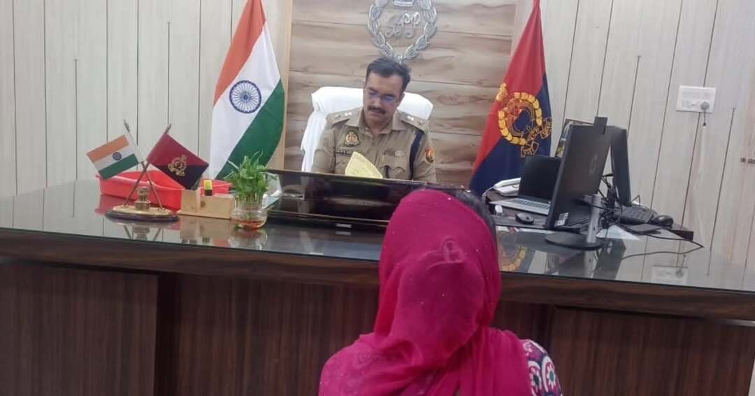 #Balrampur ! जनसुनवाई में एसपी का कड़ा रुख: Google Meet से अधिकारियों को दिए त्वरित निस्तारण के निर्देश...
भूमि विवादों में राजस्व टीम संग मौके पर निस्तारण, साइबर फ्रॉड पर 24 घंटे में कार्रवाई के आदेश...
#बलरामपुर। पुलिस अधीक्षक कार्यालय में मंगलवार को आयोजित जनसुनवाई में एसपी मार्तण्ड प्रकाश सिंह ने जनपद भर से आए फरियादियों की समस्याएं सुनीं। भूमि विवाद, पारिवारिक कलह, मारपीट, साइबर फ्रॉड और महिला उत्पीड़न से जुड़े मामलों पर उन्होंने मौके पर ही Google Meet के जरिए संबंधित क्षेत्राधिकारियों व थाना प्रभारियों को त्वरित और विधिक निस्तारण के सख्त निर्देश दिए।
एसपी ने स्पष्ट किया कि शिकायतों के निस्तारण में लापरवाही बर्दाश्त नहीं की जाएगी। उन्होंने थानों पर आने वाले फरियादियों से शिष्ट व्यवहार करने, संवेदनशील स्थानों पर महिला पुलिस बल की गश्त बढ़ाने और साइबर शिकायतों पर 24 घंटे के भीतर कार्रवाई शुरू करने का आदेश दिया। जमीन से जुड़े मामलों में राजस्व विभाग के साथ समन्वय बनाकर मौके पर पैमाइश कराने को कहा गया है। एसपी स्वयं आईजीआरएस व प्रार्थना पत्रों के निस्तारण की गुणवत्ता की समीक्षा करेंगे।
#balrampurpolice