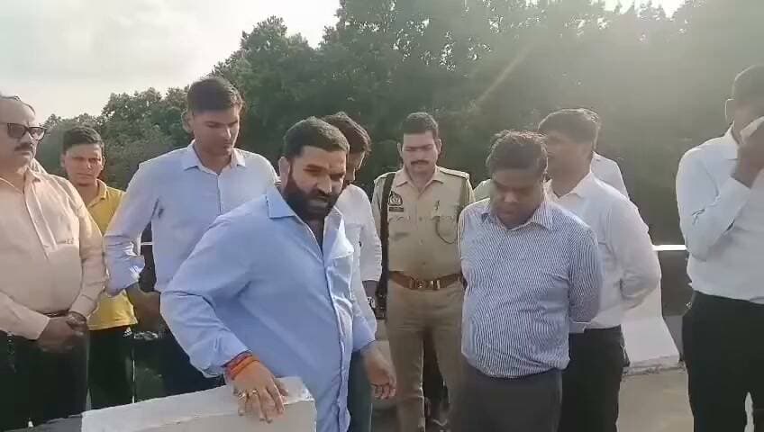 ठेकेदार पर भड़के गोला विधायक अमन गिरी...अब जब तक यह सही नहीं होता, यह यही रुकेंगे, नहीं रहेंगे तो जूते से सेवा करी जाएगी, NH 730 पर नवनिर्मित रेल ओवर ब्रिज की सड़क धसने का मामला...
#LakhimpurKheri #amangiri #MLA #NH730 #overbridge #gola #viralvideochallenge