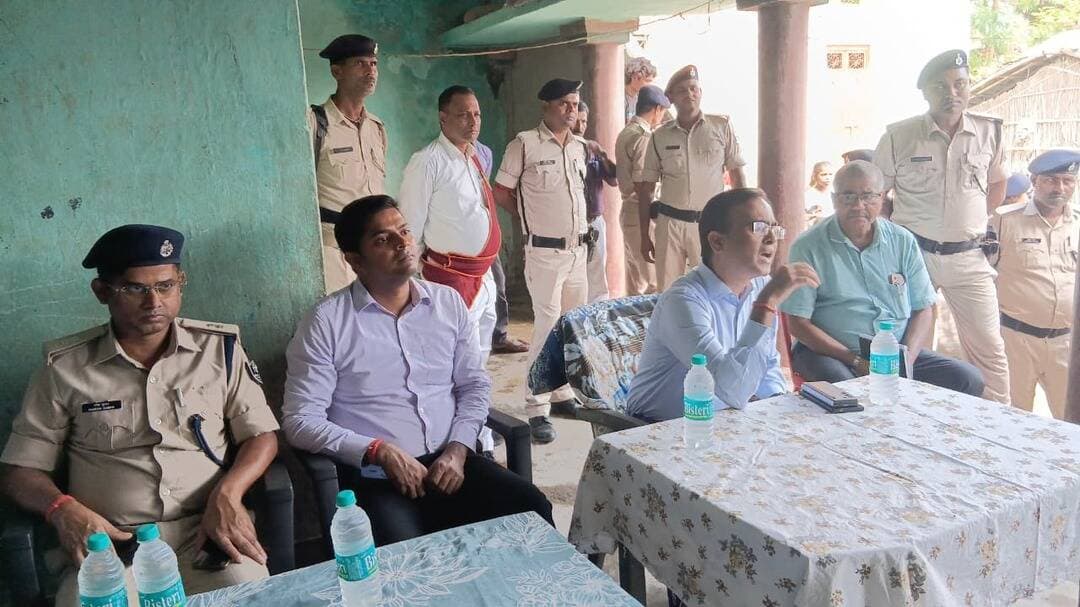 *जिलाधिकारी श्री विक्रम विरकर की अध्यक्षता में अलौली प्रखंड के फुलतोड़ा पंचायत के वार्ड संख्या-11 में मत्स्यजीवियों के साथ संवाद किया गया। मत्स्य उत्पादन बढ़ाने, कैच केज एवं आत्मनिर्भरता को लेकर दिए महत्वपूर्ण सुझाव दिया गया ।*