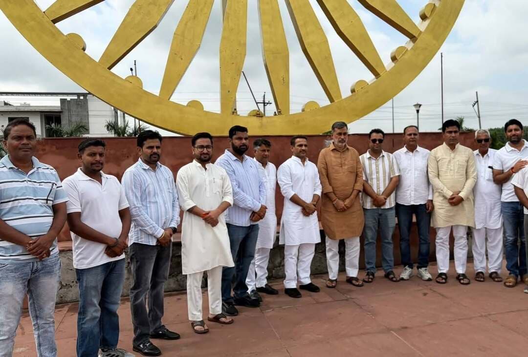 सामाजिक समरसता मंच, जिला यमुनानगर द्वारा आयोजित विशेष कार्यक्रम “सांझी संस्कृति, सांझे महापुरुष” में शामिल होने का सौभाग्य प्राप्त हुआ।
कार्यक्रम में मुख्य अतिथि के रूप में श्री विकास दहिया जी, प्रदेश मंत्री भाजपा हरियाणा तथा विशिष्ट अतिथि के रूप में प्रांत अध्यक्ष डॉ. रमेश धारीवाल जी ओर श्री नेपाल सिंह जी, इतिहास संकल्प समिति हरियाणा की गरिमामयी उपस्थिति रही।
यह कार्यक्रम हमारी सांझी संस्कृति, सामाजिक समरसता और महापुरुषों के आदर्शों को जन-जन तक पहुंचाने का एक सराहनीय प्रयास रहा।
“हमारी संस्कृति ही हमारी पहचान है, और महापुरुष हमारे मार्गदर्शक हैं।” 🙏
#विधानसभारादौर #सामाजिकसमरसतामंच #जिलायमुनानगर #सांझीसंस्कृतिसांझेमहापुरुष #BJP4Haryana #BJP4India