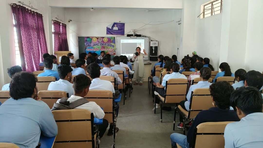 आईटीआई विदिशा में आयोजित हुई एक दिवसीय ‘अल्पविराम आनंद’ कार्यशाला
..
छात्र-छात्राओं एवं स्टाफ ने जाना जीवन में आनंद, मदद और क्षमा का महत्व
..
आनंद विभाग विदिशा की टीम द्वारा शासकीय औद्योगिक प्रशिक्षण संस्थान (आईटीआई) विदिशा में छात्र-छात्राओं एवं स्टाफ के लिए एक दिवसीय ‘अल्पविराम आनंद कार्यशाला’ का आयोजन किया गया। कार्यशाला का उद्देश्य प्रतिभागियों को दैनिक जीवन की व्यस्तताओं के बीच आत्मचिंतन, सकारात्मक सोच तथा आनंद की अनुभूति से जोड़ना रहा। कार्यक्रम की शुरुआत मास्टर ट्रेनर श्री संजय श्रीवास्तव द्वारा राज्य आनंद संस्थान के परिचय से की गई। उन्होंने राज्य आनंद संस्थान द्वारा आनंद की दिशा में संचालित की जा रही विभिन्न गतिविधियों एवं कार्यक्रमों की जानकारी देते हुए बताया कि जीवन में आनंद की अनुभूति केवल बाहरी परिस्थितियों पर निर्भर नहीं है, बल्कि व्यक्ति के विचार, व्यवहार और दृष्टिकोण भी इसमें महत्वपूर्ण भूमिका निभाते हैं।
इसके पश्चात मास्टर ट्रेनर श्रीमती अंजना श्रीवास्तव द्वारा अल्पविराम कार्यशाला के प्रमुख टूल ‘लाइव बैलेंस शीट’ का प्रदर्शन किया गया। उन्होंने प्रतिभागियों को इस टूल की उपयोगिता समझाते हुए मदद और क्षमा से जुड़े अपने अनुभव साझा किए। उन्होंने बताया कि जीवन में कुछ समय स्वयं के लिए निकालकर अपने विचारों एवं अनुभवों पर चिंतन करना व्यक्ति को मानसिक रूप से संतुलित एवं सकारात्मक बनाने में सहायक होता है। उन्होंने अल्पविराम के माध्यम से जीवन में आनंद की अनुभूति को विस्तार से समझाया। कार्यक्रम में प्रभारी नोडल अधिकारी डॉ. जय बाबू अहिरवार ने भी अपने अनुभव साझा किए। उन्होंने अल्पविराम की महत्ता पर प्रकाश डालते हुए प्रतिभागियों से कार्यशाला के दौरान प्राप्त अनुभवों को अपने दैनिक जीवन में अपनाने का आह्वान किया।
कार्यशाला के समापन अवसर पर आगामी तीन दिवसीय आनंद कार्यशाला में सहभागिता के इच्छुक प्रशिक्षकों एवं प्रतिभागियों के नामों के लिए सहमति ली गई। इस अवसर पर आईटीआई के इंस्ट्रक्टर श्री महेंद्र सिंह रघुवंशी ने उपस्थित स्टाफ, छात्र-छात्राओं तथा आनंदम टीम का आभार व्यक्त किया। कार्यक्रम के सफल आयोजन में आईटीआई की प्राचार्य श्रीमती कविता रघुवंशी की विशेष भूमिका रही। कार्यशाला में उपस्थित आईटीआई स्टाफ एवं छात्र-छात्राओं ने आनंद विभाग द्वारा आयोजित इस पहल की सराहना करते हुए भविष्य में भी इसी प्रकार के कार्यक्रम आयोजित किए जाने की अपेक्षा व्यक्त की। #Vidisha