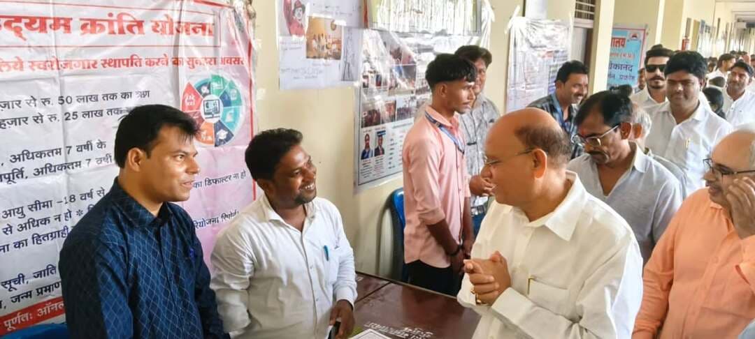 ➡️ प्रधानमंत्री कॉलेज ऑफ एक्सीलेंस में युवा संगम रोजगार मेला आयोजित, 47 युवाओं को 327.76 लाख के ऋण वितरित
प्रधानमंत्री कॉलेज ऑफ एक्सीलेंस, शासकीय महाविद्यालय मकरोनिया बुजुर्ग, सागर में आज दिनांक 29/09/2026 को युवा संगम रोजगार मेला एवं एक दिवसीय कैरियर अवसर मेले का आयोजन किया गया। मेले में जिला व्यापार एवं उद्योग केंद्र, सागर द्वारा विभागीय प्रदर्शनी लगाई गई एवं सम्मिलित युवाओं को मुख्यमंत्री उद्यम क्रांति योजना की विस्तृत जानकारी प्रदान की गई। विधायक श्री प्रदीप लारिया द्वारा स्टॉल का भ्रमण किया गया। कार्यक्रम में मुख्यमंत्री उद्यम क्रांति योजना के 47 लाभार्थियों को कुल 327.76 लाख रुपये के ऋण वितरित किए गए।
#jansamparkMP #sagar
