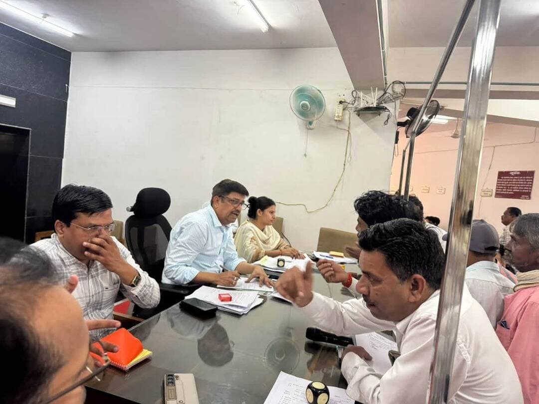 ➡️ कलेक्टर कार्यालय में जनसुनवाई आयोजित, 205 आवेदन प्राप्त, निराकरण के दिए निर्देश
कलेक्टर कार्यालय में आयोजित साप्ताहिक जनसुनवाई कुल 205 आवेदन प्राप्त हुए।जनसुनवाई में अपर कलेक्टर श्री अविनाश रावत सहित अन्य अधिकारी उपस्थित रहे। अधिकारियों द्वारा आवेदकों से व्यक्तिगत रूप से आवेदन प्राप्त किए गए तथा उनकी समस्याओं को गंभीरता से सुना गया। अपर कलेक्टर ने प्राप्त आवेदनों पर संबंधित विभागीय अधिकारियों को समय-सीमा में निराकरण करने के निर्देश दिए।
#jansamparkMP #sagar