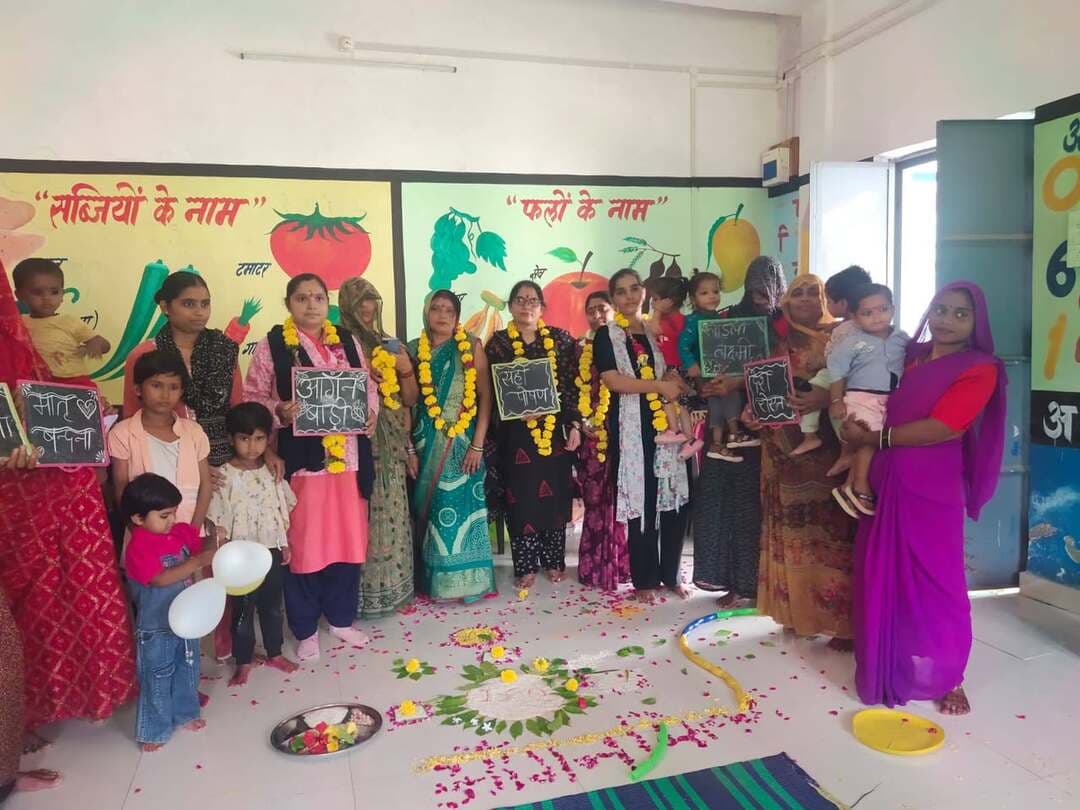 सेवा संकल्प अभियान के तहत ‘आंगन मिलन सेवा’ कार्यक्रम आयोजित
महिला एवं बाल विकास विभाग द्वारा जिले के आंगनवाड़ी केंद्रों पर ‘मेरी कहानी, मेरी सफलता—लाभार्थी संवाद’ कार्यक्रम आयोजित किया गया।
कार्यक्रम में शासकीय योजनाओं से लाभान्वित महिलाओं ने अपने अनुभव साझा किए तथा पोषण, स्वास्थ्य एवं महिला-बाल कल्याण से जुड़ी योजनाओं की जानकारी दी गई।
#CMMadhyaPradesh #JansamparkMP
#सेवा_संकल्प_अभियान #SevaSankalpAbhiyan
#दतिया #Datia #MadhyaPradesh