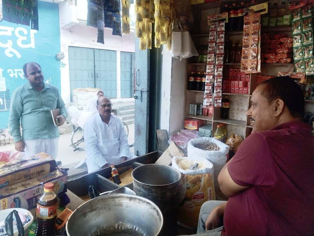 #बलिया #नगरा में #जनसंपर्क के दौरान एक दुकानदार की आवाज सुनते ही #विधायक #हंसू_राम ने अपनी गाड़ी रोक दी। दुकान पर पहुंचकर #अली_शेर का हालचाल जाना तो बातचीत के दौरान उनकी पत्नी के घुटने की गंभीर समस्या सामने आई। परिवार की परेशानी सुनकर विधायक ने तत्काल इलाज कराने का भरोसा दिया। कुछ मिनटों की यह मुलाकात अली शेर के लिए उस वक्त खास बन गई, जब एक जनप्रतिनिधि ने उनकी बात को सिर्फ सुना ही नहीं, बल्कि मदद का भरोसा भी दिलाया।
#followerseveryone #nonfollowersviewers
#HanshuRam #BeltharaRoad #Nagra #PublicService #Humanity